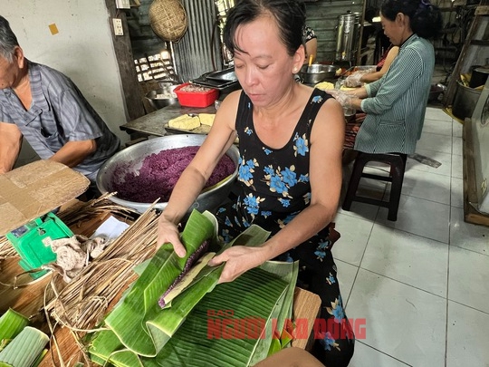CLIP: Quyến rũ với c&aacute;ch l&agrave;m v&agrave; m&agrave;u sắc tuyệt đẹp của b&aacute;nh t&eacute;t l&aacute; cẩm tại Cần Thơ - Ảnh 6.