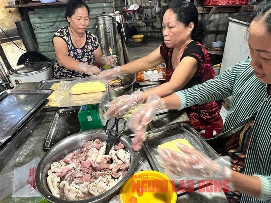 CLIP: Quyến rũ với c&aacute;ch l&agrave;m v&agrave; m&agrave;u sắc tuyệt đẹp của b&aacute;nh t&eacute;t l&aacute; cẩm tại Cần Thơ - Ảnh 4.