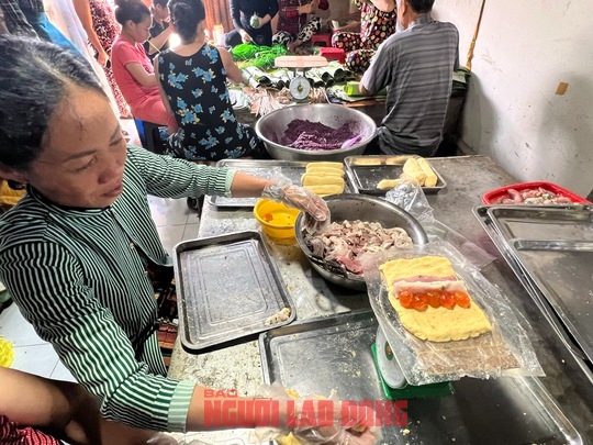 CLIP: Quyến rũ với c&aacute;ch l&agrave;m v&agrave; m&agrave;u sắc tuyệt đẹp của b&aacute;nh t&eacute;t l&aacute; cẩm tại Cần Thơ - Ảnh 8.
