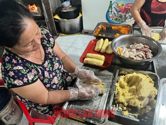 CLIP: Quyến rũ với c&aacute;ch l&agrave;m v&agrave; m&agrave;u sắc tuyệt đẹp của b&aacute;nh t&eacute;t l&aacute; cẩm tại Cần Thơ - Ảnh 5.