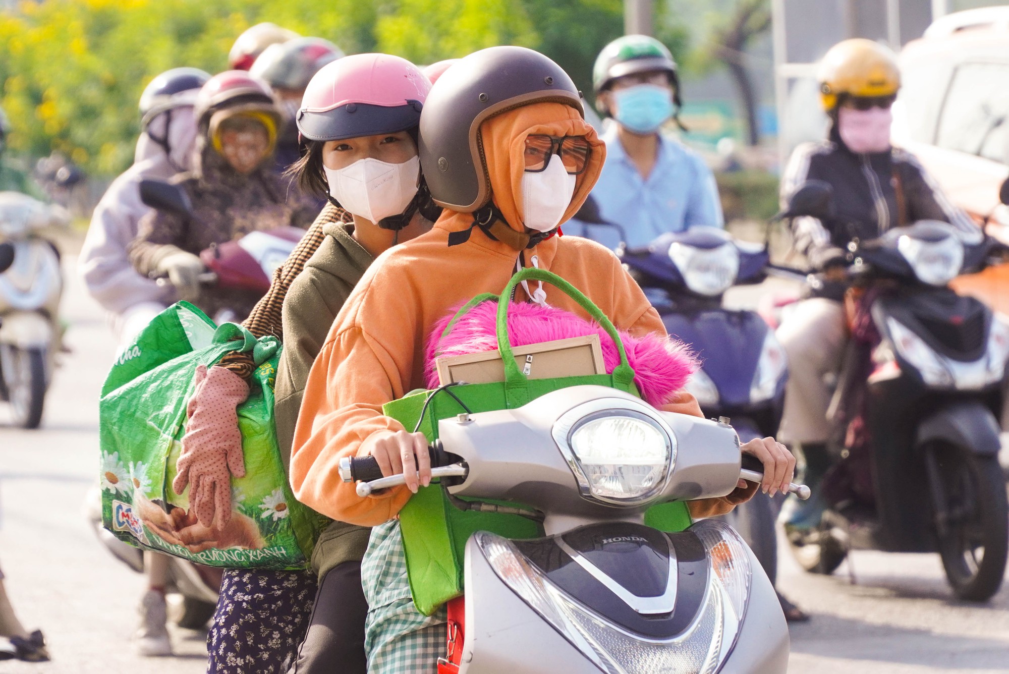 Người dân miền Tây lỉnh kỉnh đồ đạc, đổ xô về quê đón Tết - Ảnh 6.