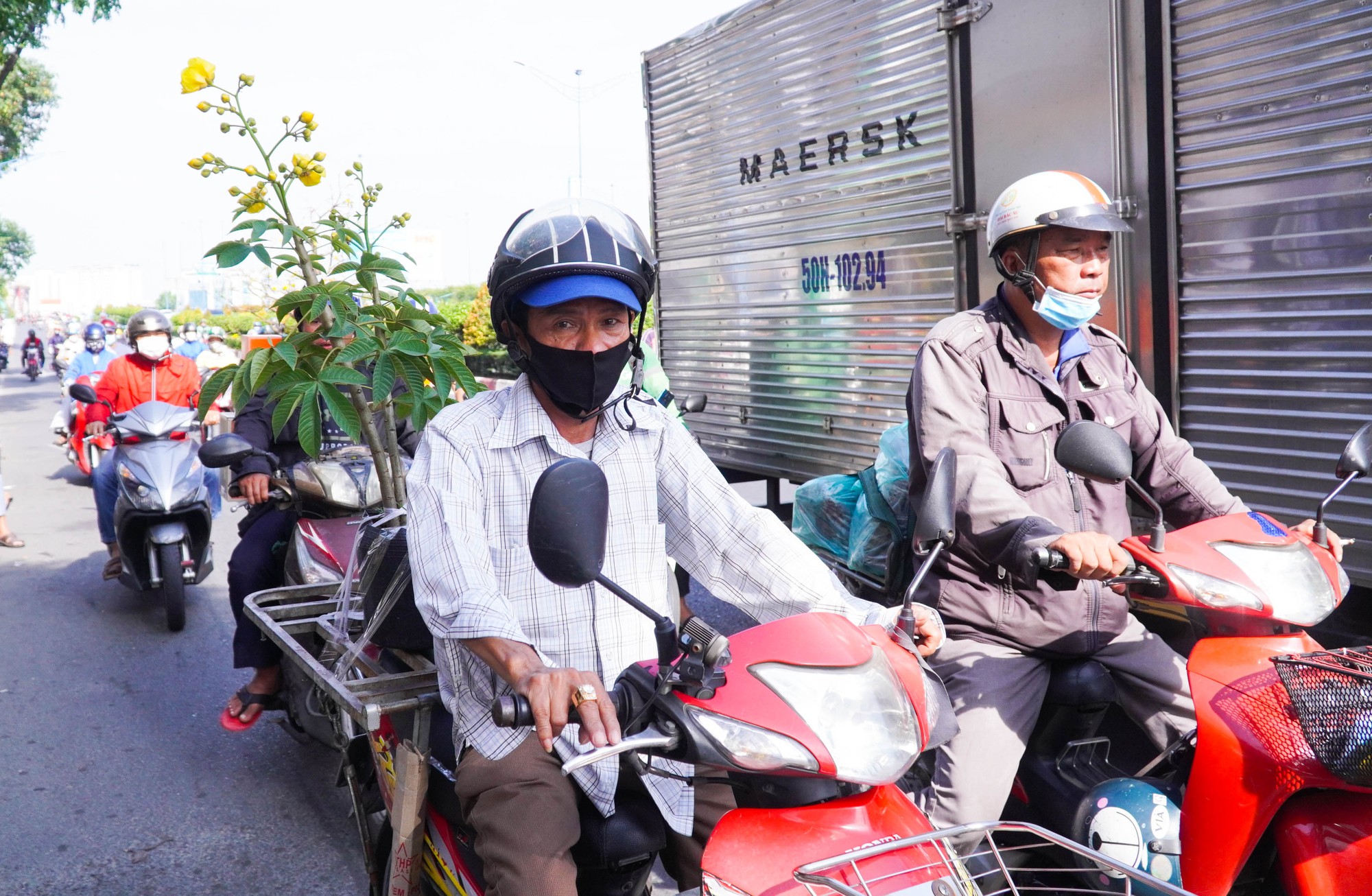 Người dân miền Tây lỉnh kỉnh đồ đạc, đổ xô về quê đón Tết - Ảnh 11.