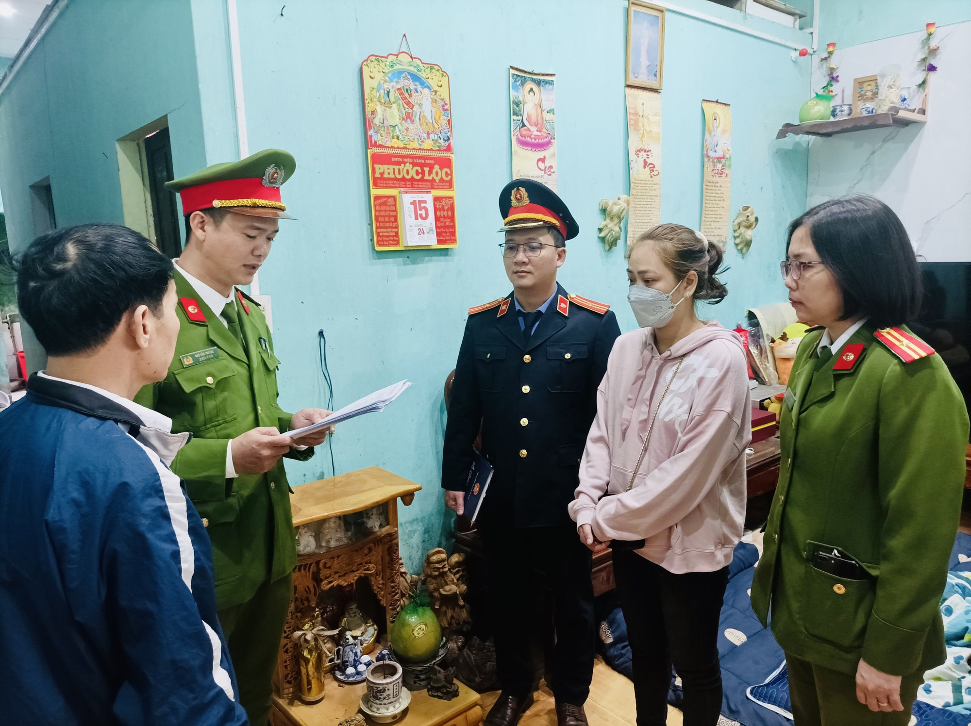 Gi&aacute;m đốc v&agrave; kế to&aacute;n một doanh nghiệp bị bắt v&igrave; mua b&aacute;n h&oacute;a đơn tr&aacute;i ph&eacute;p - Ảnh 2.