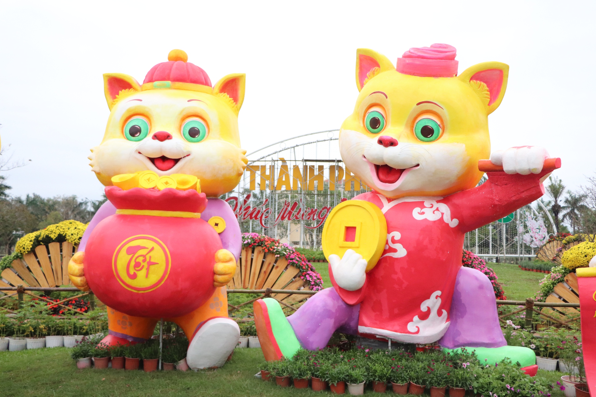 Ngắm Quảng trường Tam Kỳ kho&aacute;c &aacute;o mới rực rỡ sắc hoa ng&agrave;y xu&acirc;n - Ảnh 11.