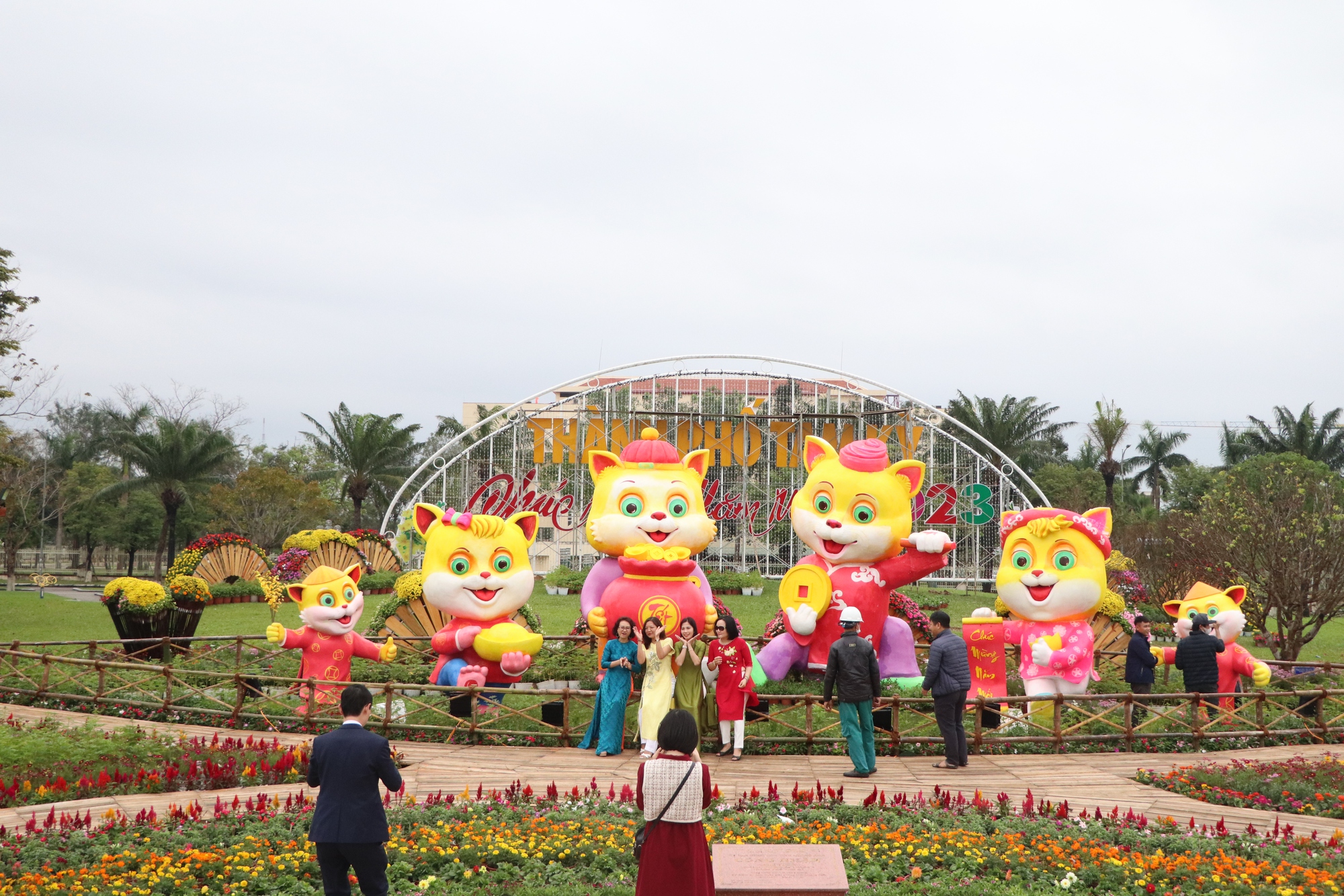 Ngắm Quảng trường Tam Kỳ kho&aacute;c &aacute;o mới rực rỡ sắc hoa ng&agrave;y xu&acirc;n - Ảnh 14.