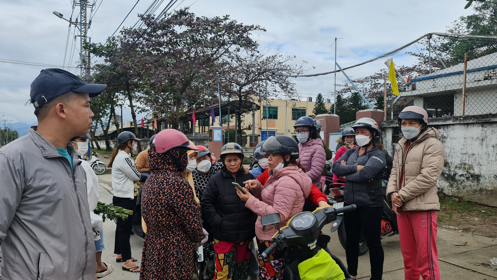 Ngày làm việc cuối năm chưa có tiền lương, hàng chục công nhân lo mất Tết - Ảnh 5.