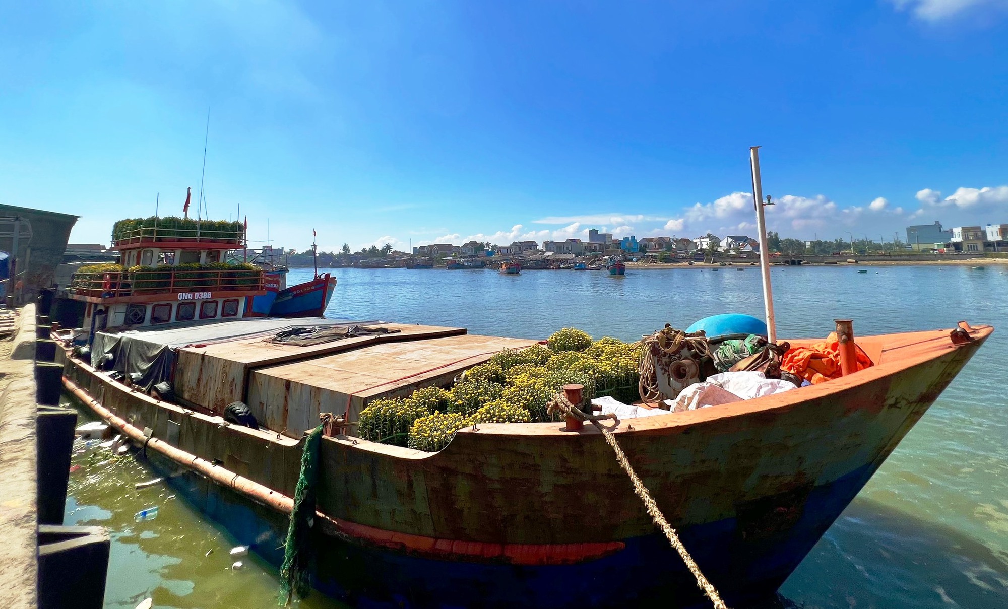 Chở Tết ra đảo tiền tiêu Lý Sơn - Ảnh 4.