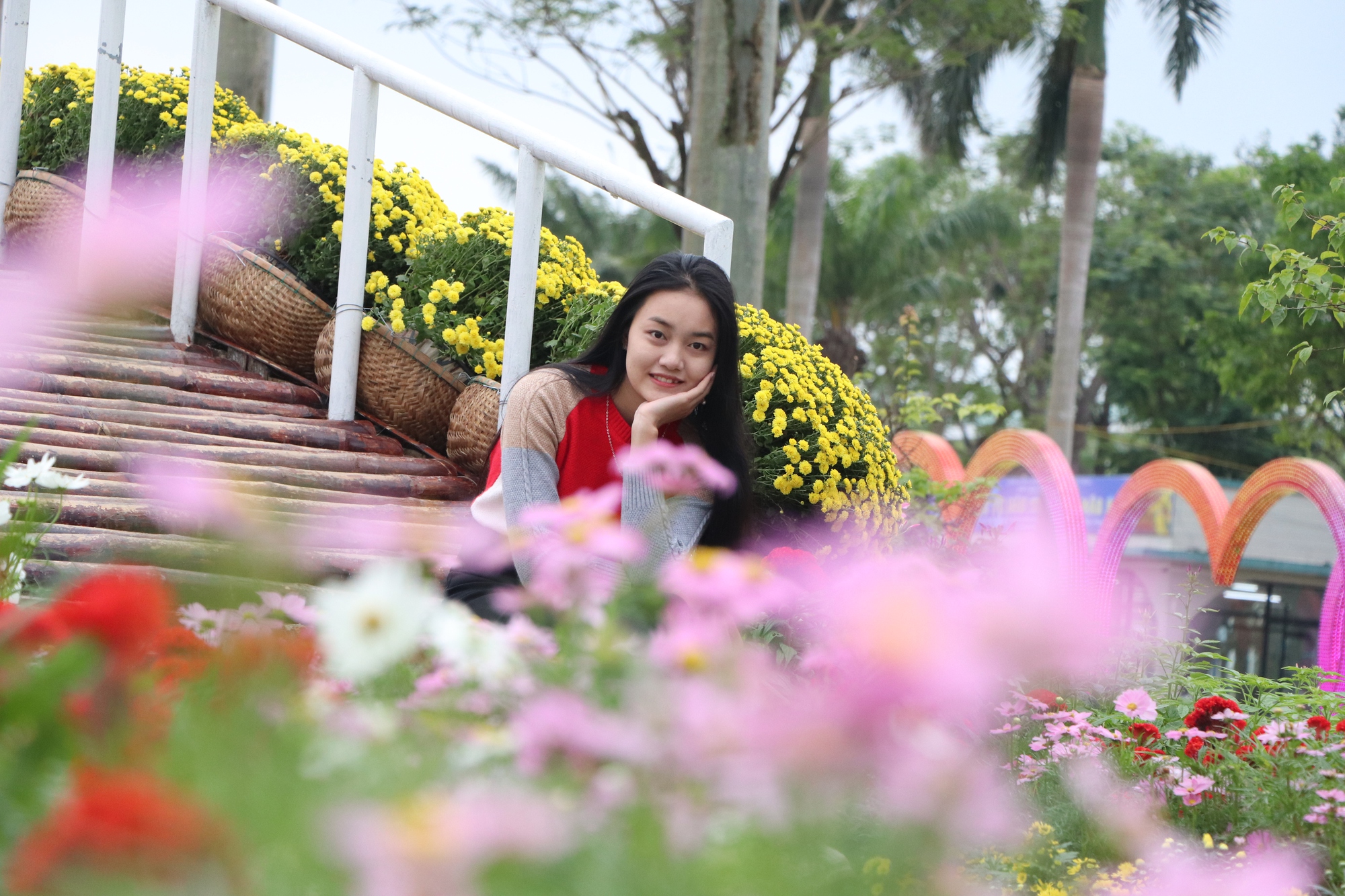 Ngắm Quảng trường Tam Kỳ kho&aacute;c &aacute;o mới rực rỡ sắc hoa ng&agrave;y xu&acirc;n - Ảnh 17.