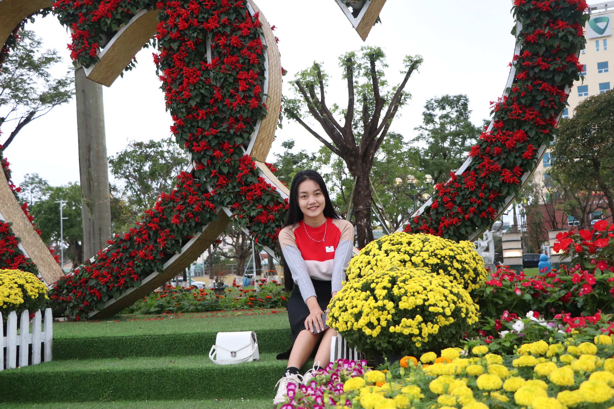 Ngắm Quảng trường Tam Kỳ khoác áo mới rực rỡ sắc hoa ngày xuân