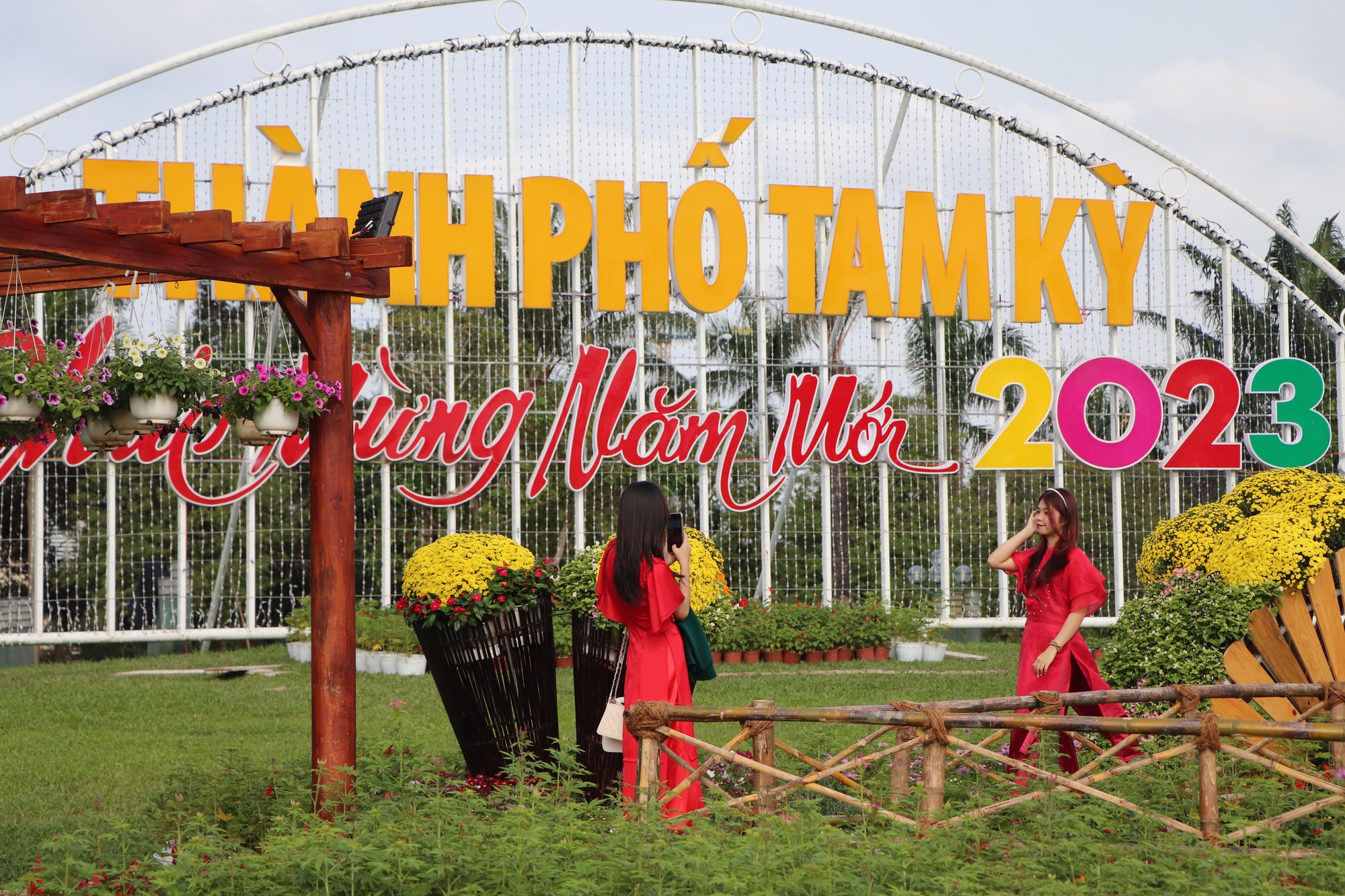 Ngắm Quảng trường Tam Kỳ kho&aacute;c &aacute;o mới rực rỡ sắc hoa ng&agrave;y xu&acirc;n - Ảnh 28.