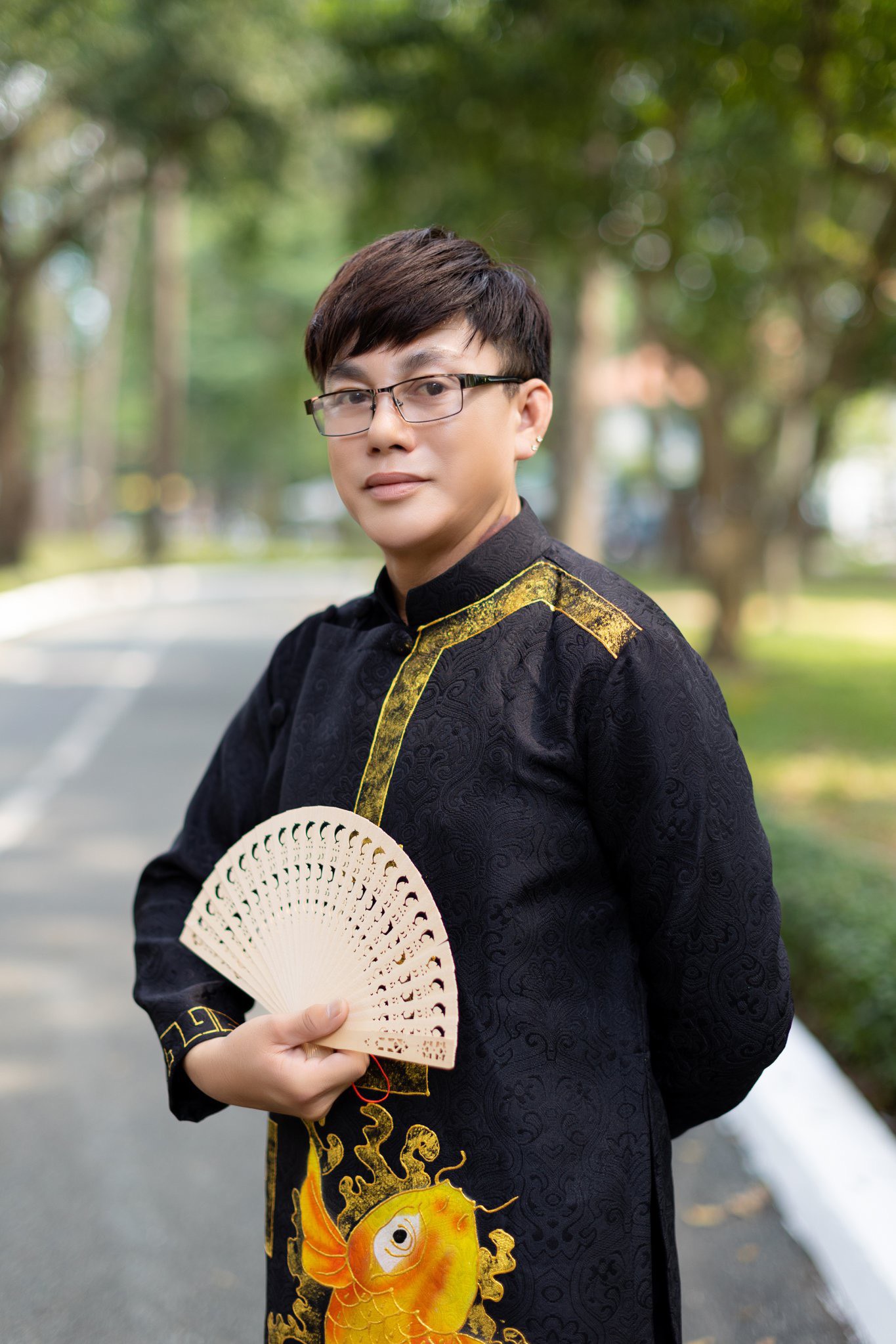 NTK Tommy Nguyễn đón Tết với áo dài thanh lịch - Ảnh 5.