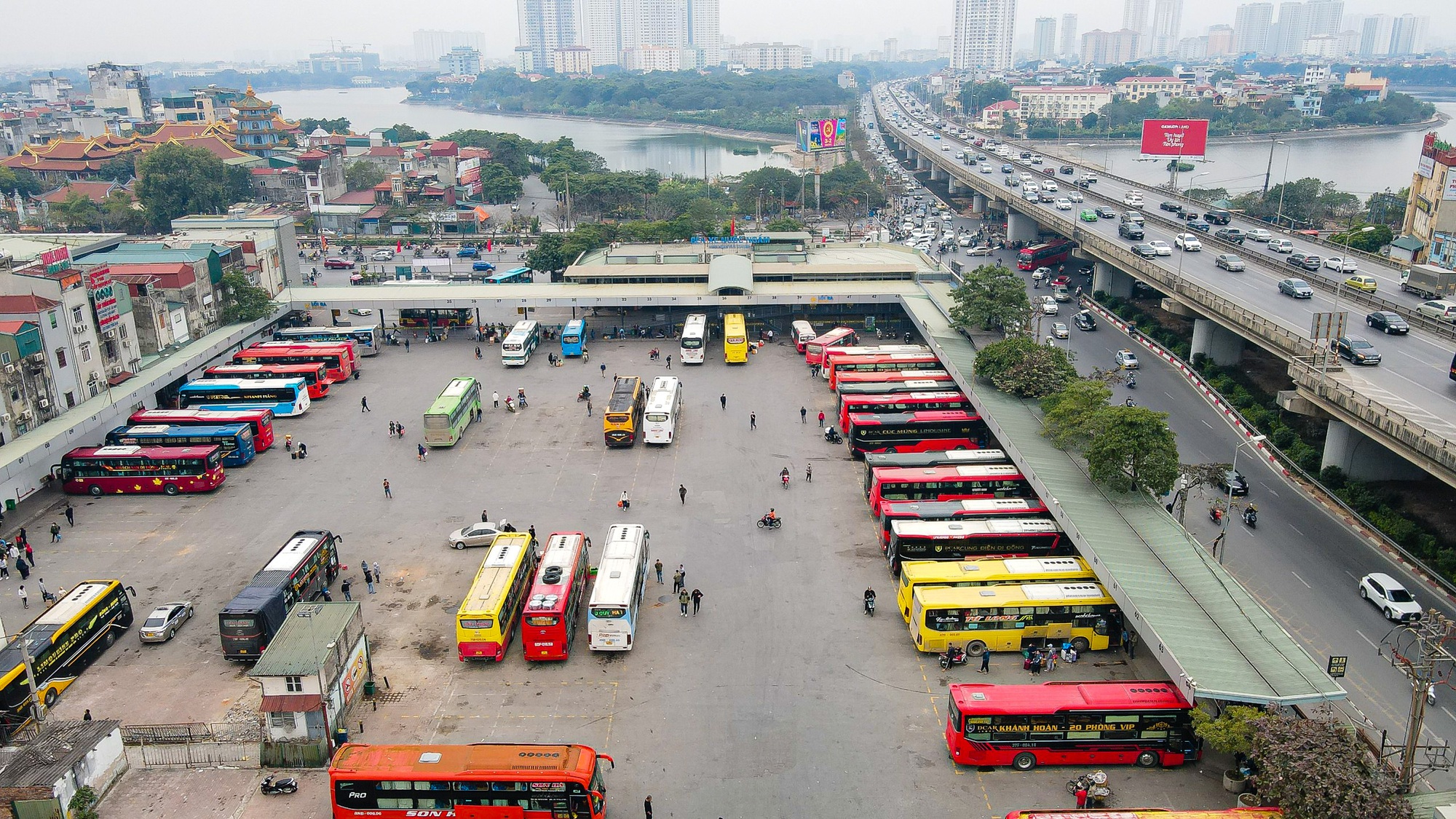 Nhiều tuyến đường H&agrave; Nội &ugrave;n tắc chiều 28 Tết - Ảnh 5.