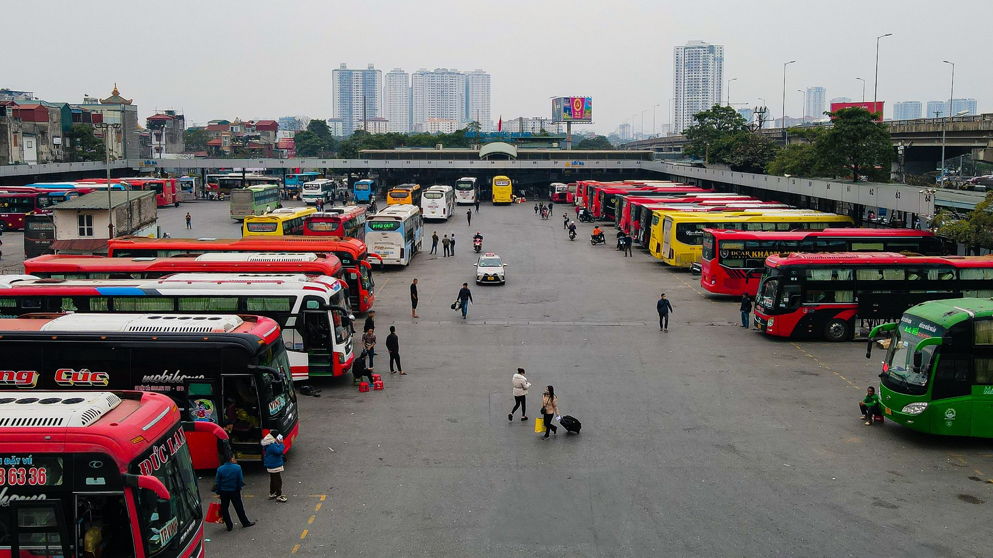 Nhiều tuyến đường H&agrave; Nội &ugrave;n tắc chiều 28 Tết - Ảnh 4.