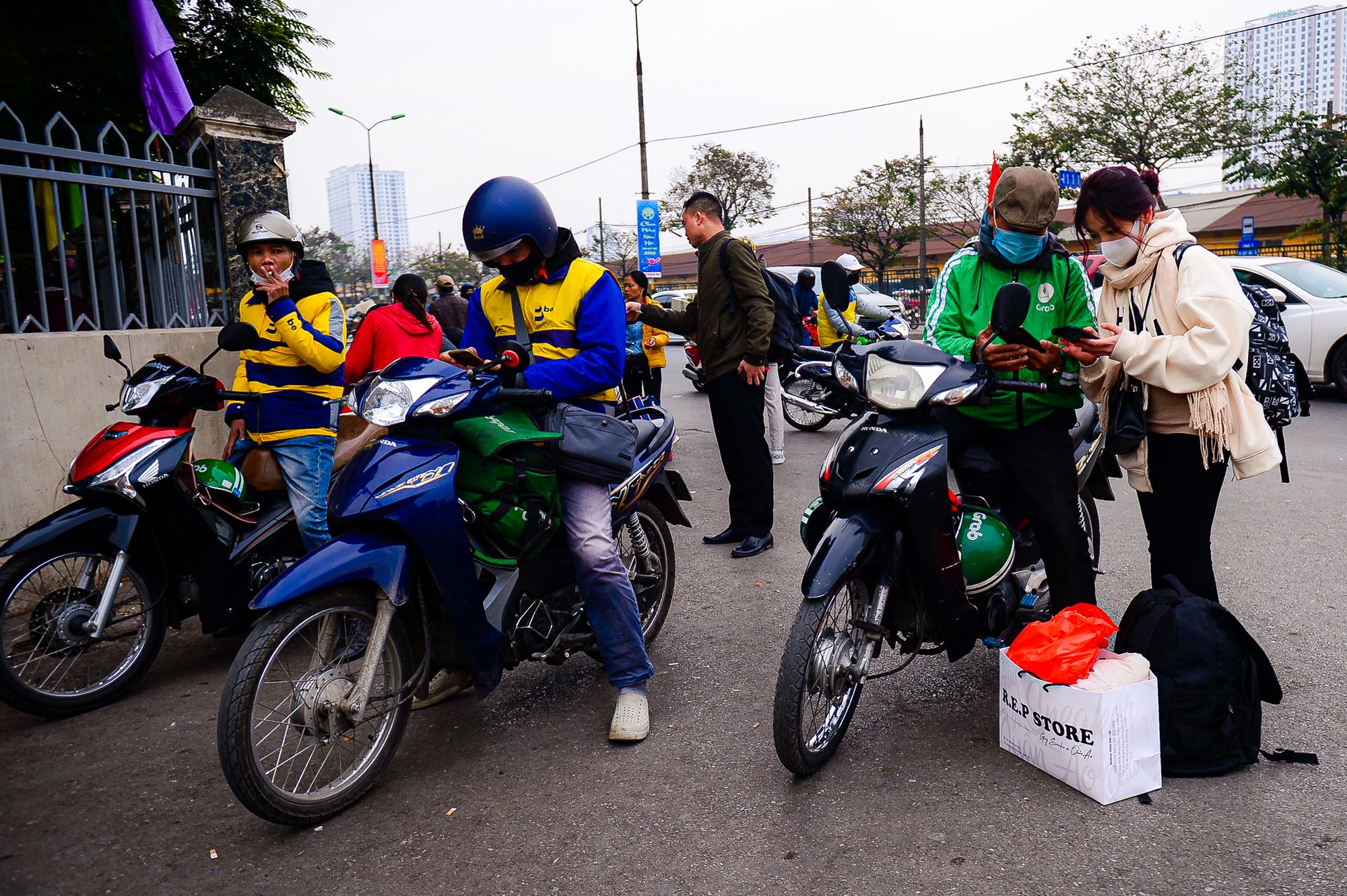 Nhiều tuyến đường H&agrave; Nội &ugrave;n tắc chiều 28 Tết - Ảnh 2.