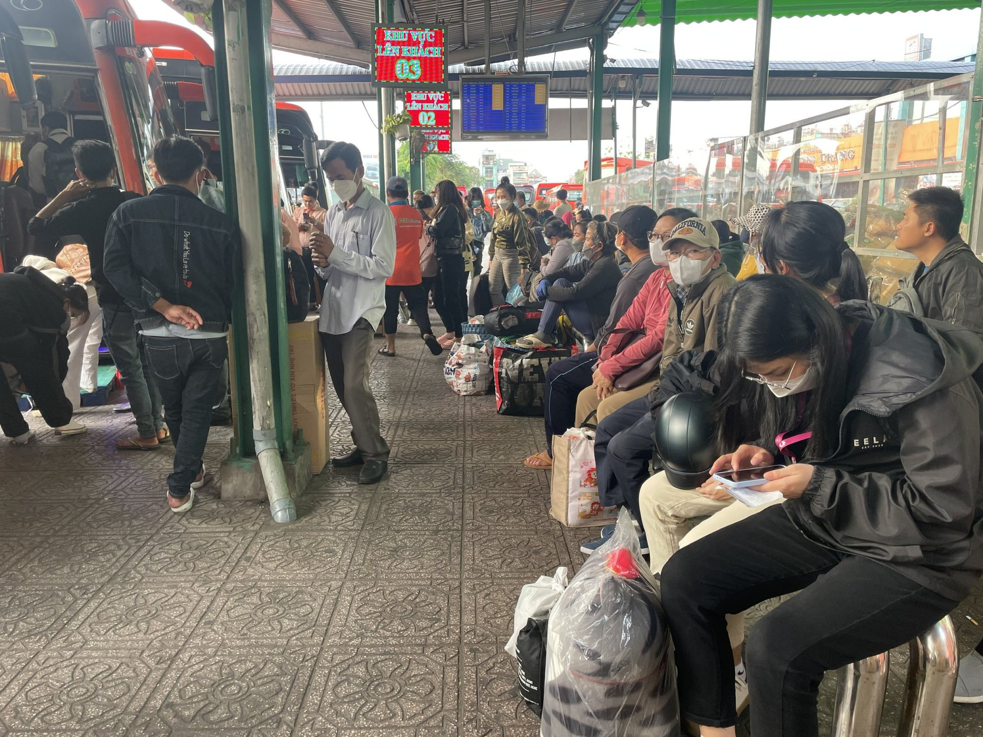 Nhà ga, bến xe đông nghẹt người đổ về quê ăn Tết - Ảnh 2.