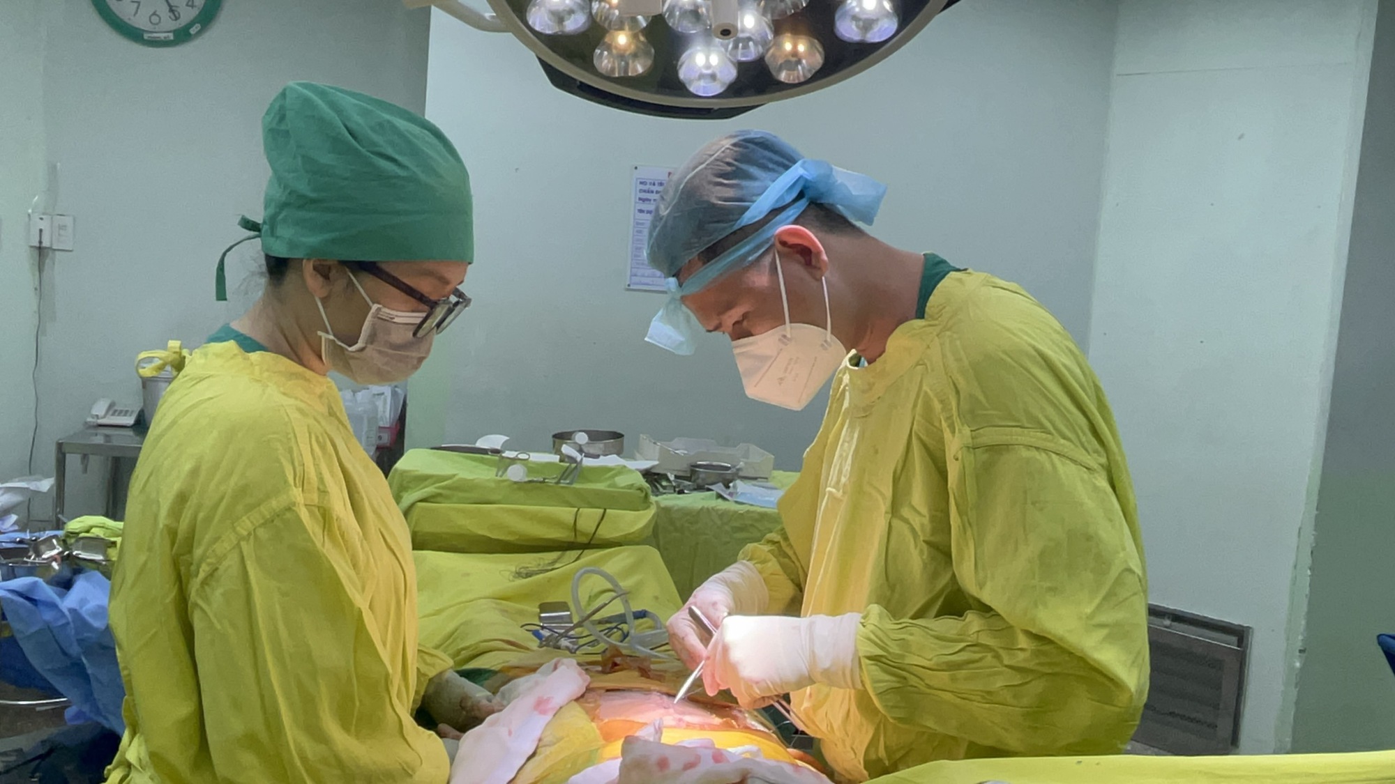 Người đàn ông gặp nạn do thói quen ngậm tăm xỉa răng sau khi ăn
