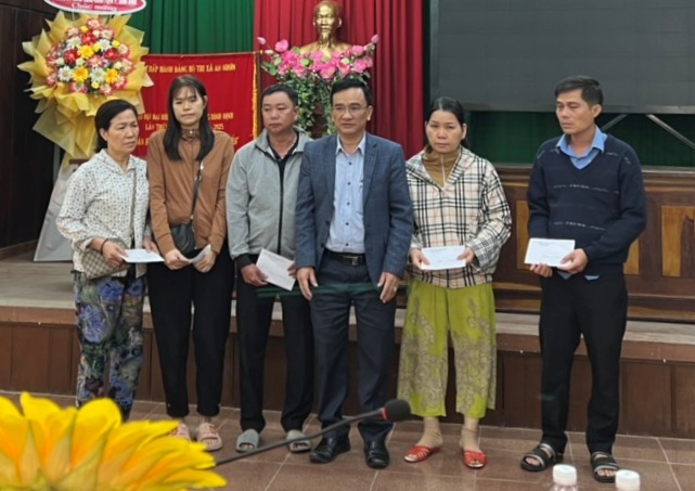 Vụ cháy chợ ở Bình Định: Hỗ trợ tiền cho 17 tiểu thương bị thiệt hại