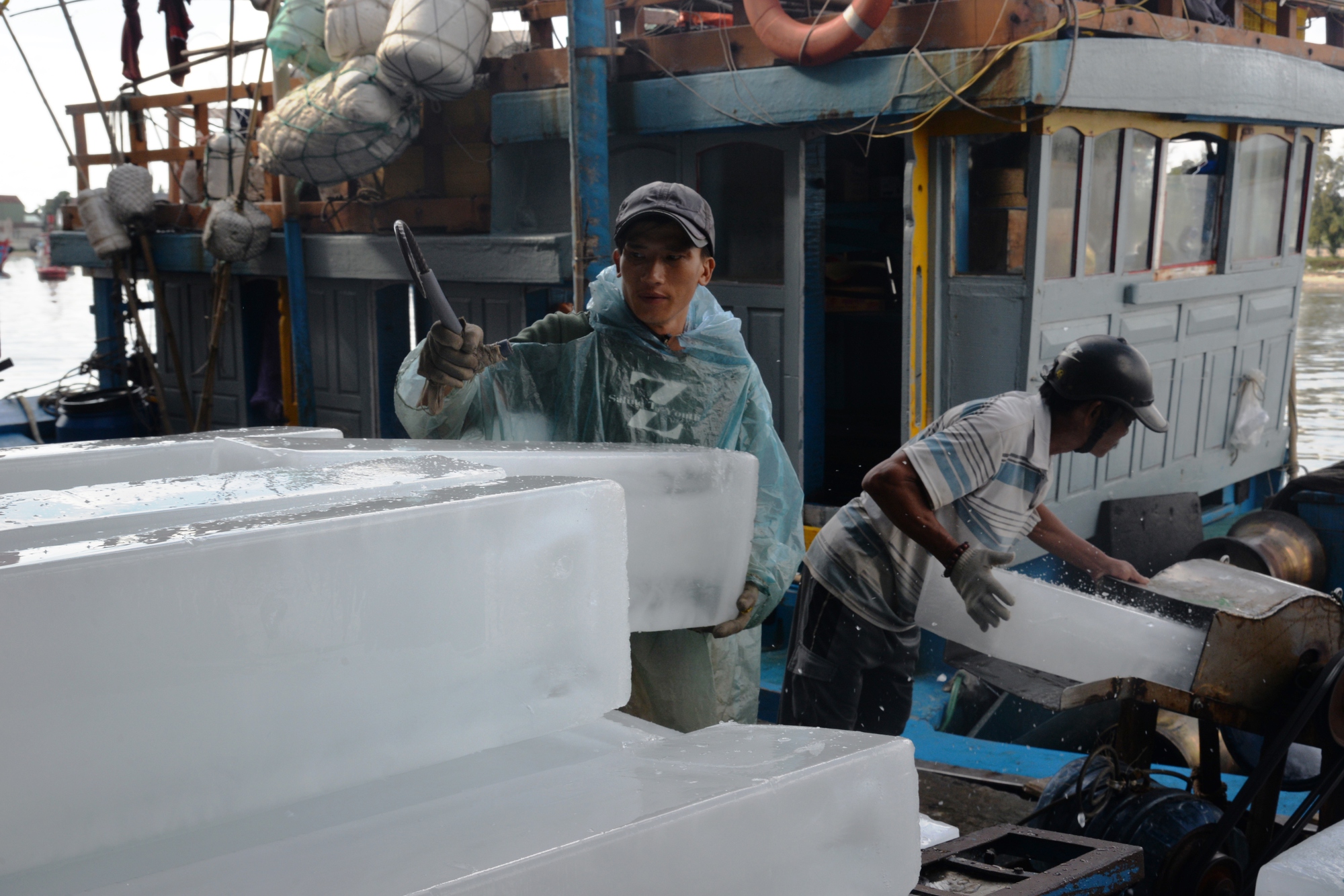 Ngư d&acirc;n Quảng Ng&atilde;i vươn khơi b&aacute;m biển xuy&ecirc;n Tết - Ảnh 4.