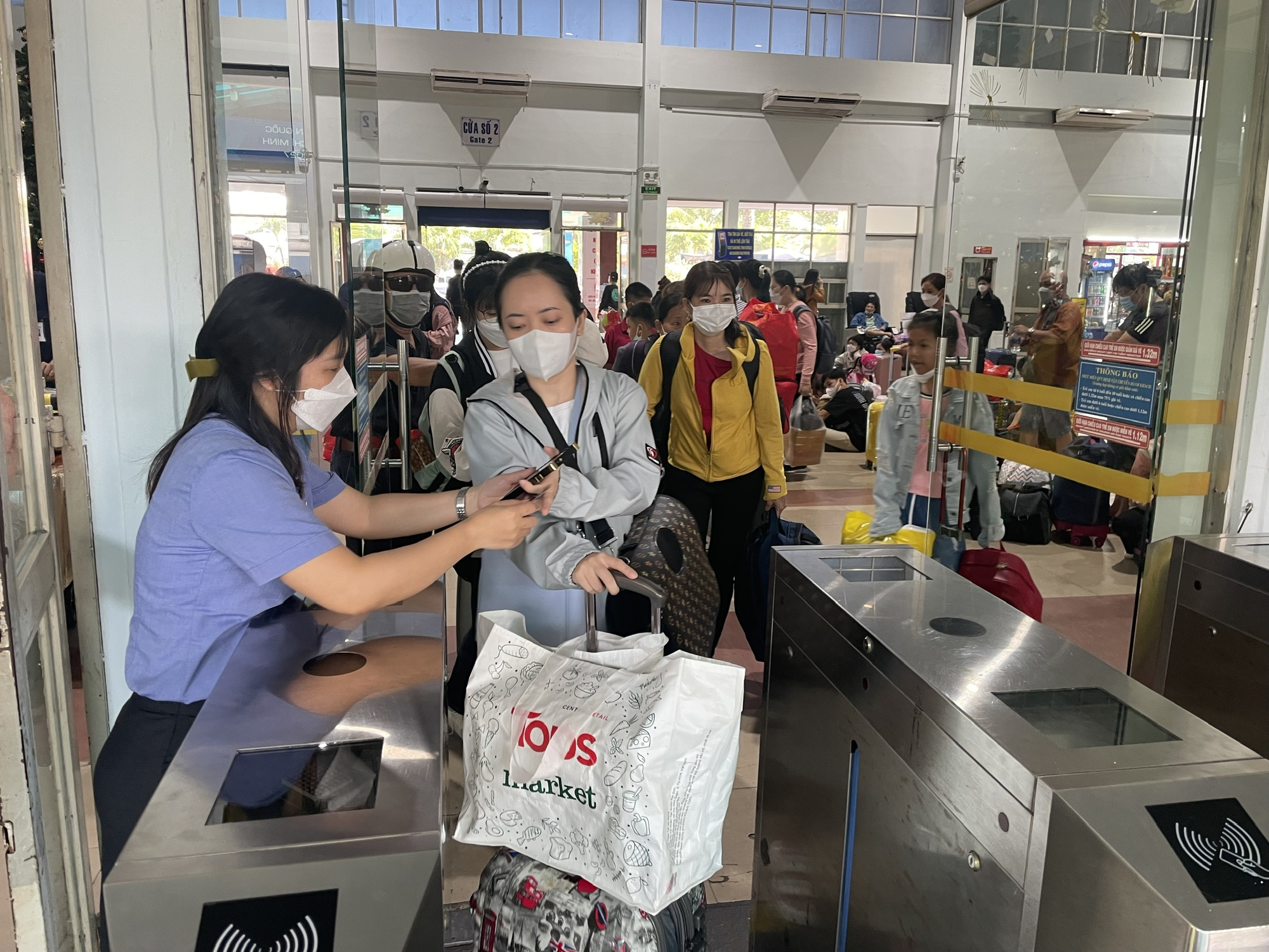 Nhà ga, bến xe đông nghẹt người đổ về quê ăn Tết - Ảnh 6.