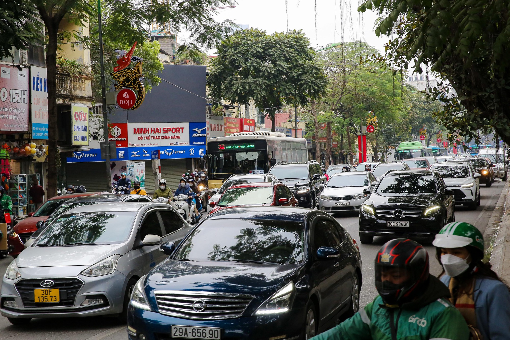 Nhiều tuyến đường H&agrave; Nội &ugrave;n tắc chiều 28 Tết - Ảnh 12.