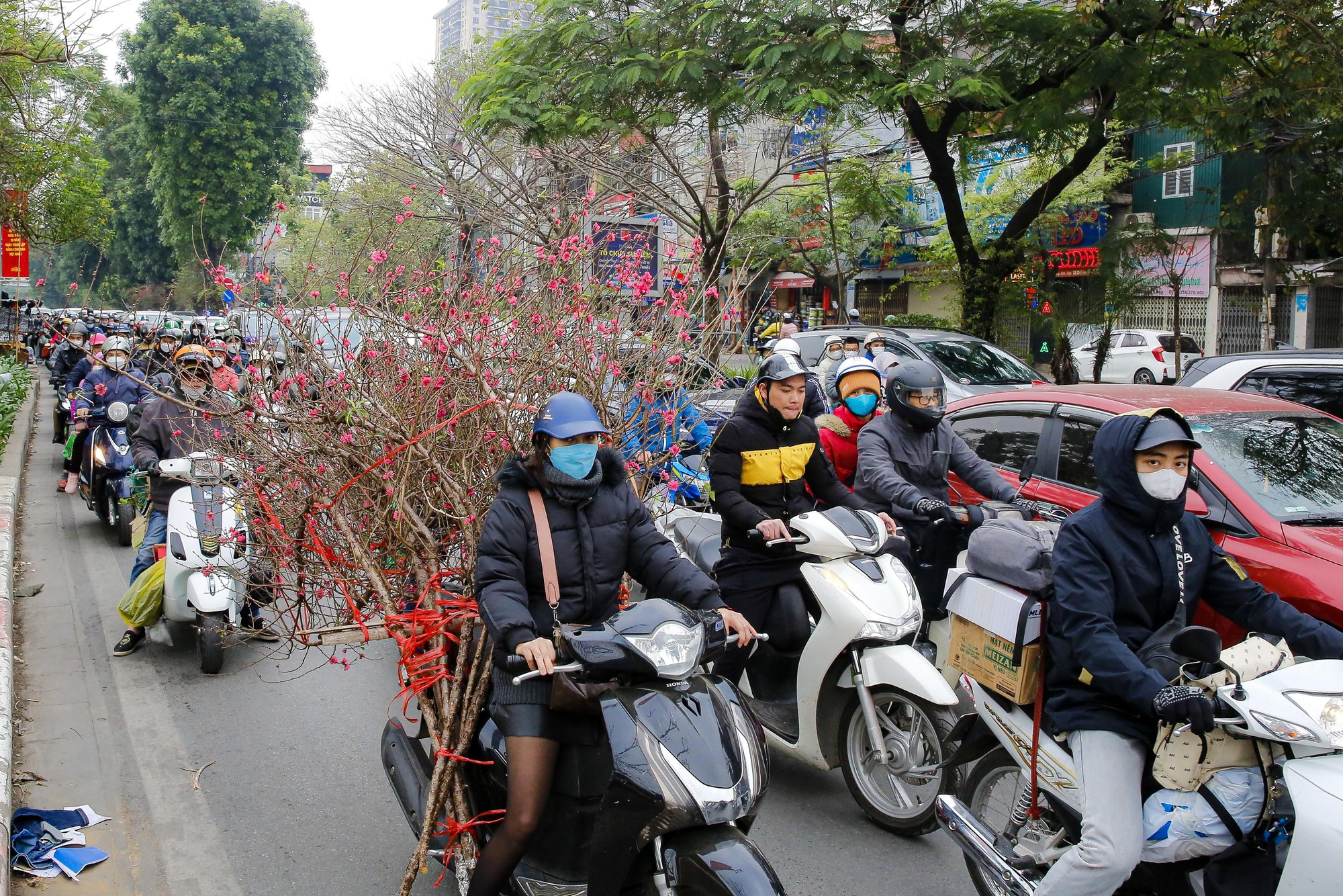 Nhiều tuyến đường H&agrave; Nội &ugrave;n tắc chiều 28 Tết - Ảnh 6.