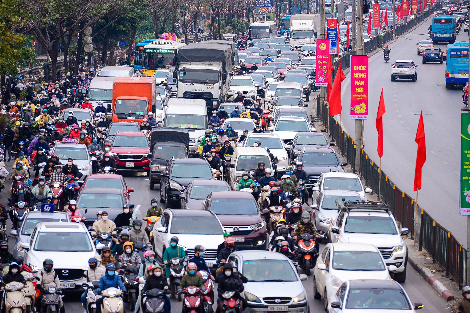 Nhiều tuyến đường H&agrave; Nội &ugrave;n tắc chiều 28 Tết - Ảnh 11.