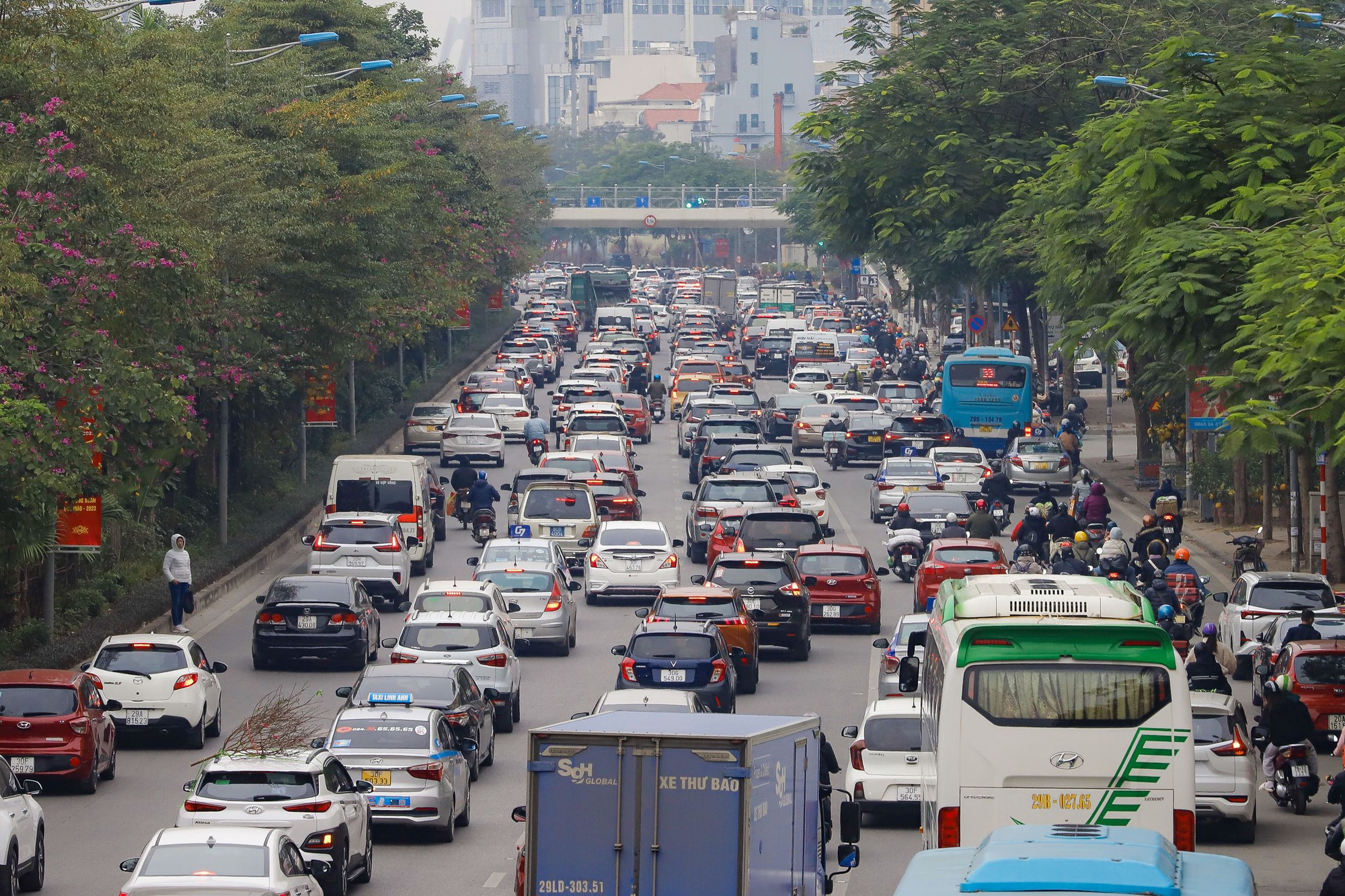 Nhiều tuyến đường H&agrave; Nội &ugrave;n tắc chiều 28 Tết - Ảnh 9.