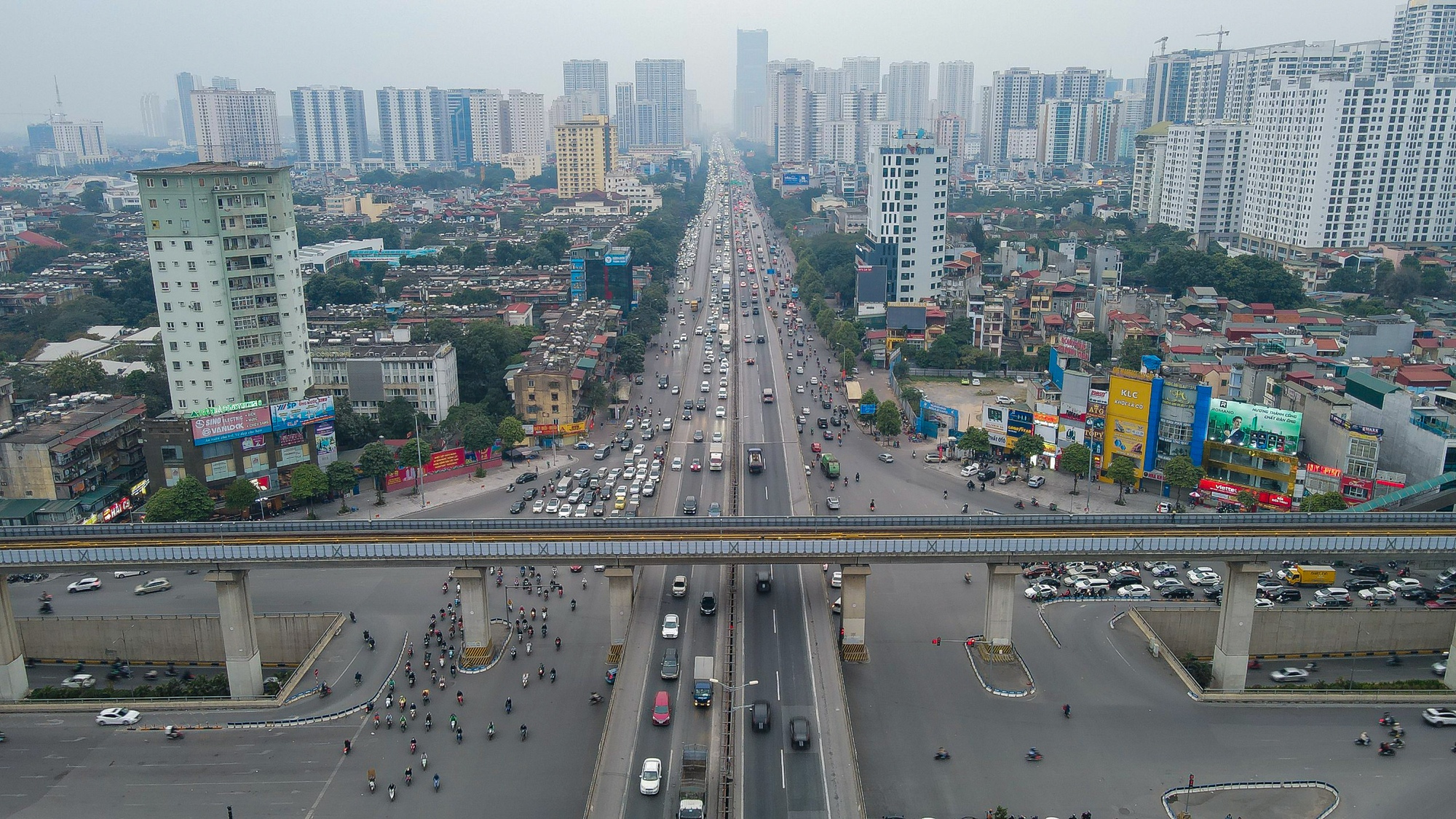 Nhiều tuyến đường H&agrave; Nội &ugrave;n tắc chiều 28 Tết - Ảnh 10.
