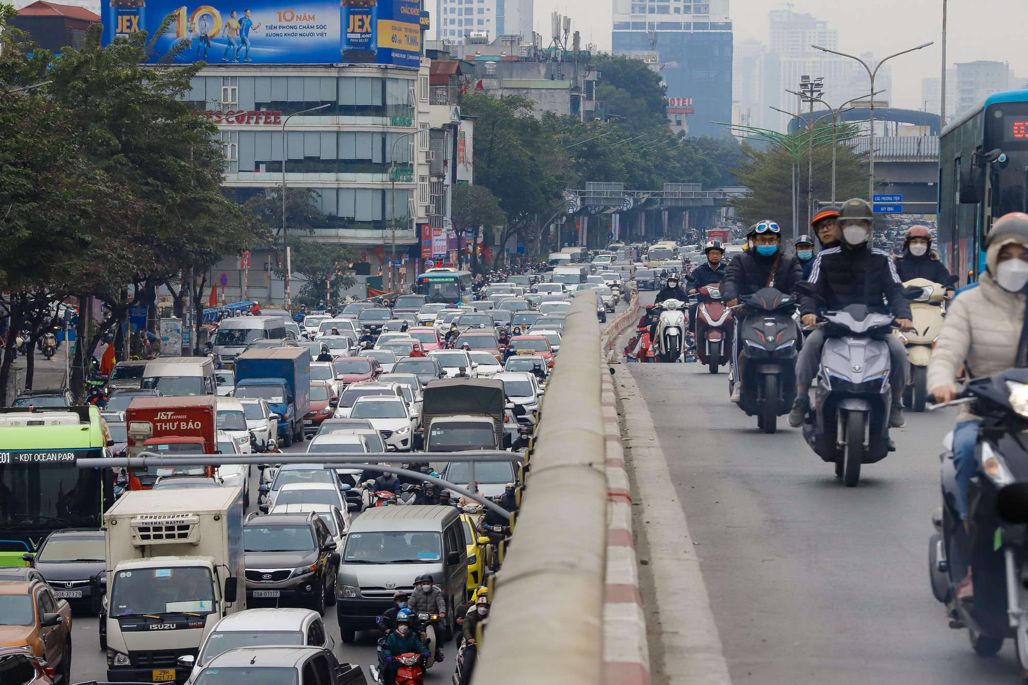 Nhiều tuyến đường H&agrave; Nội &ugrave;n tắc chiều 28 Tết - Ảnh 7.