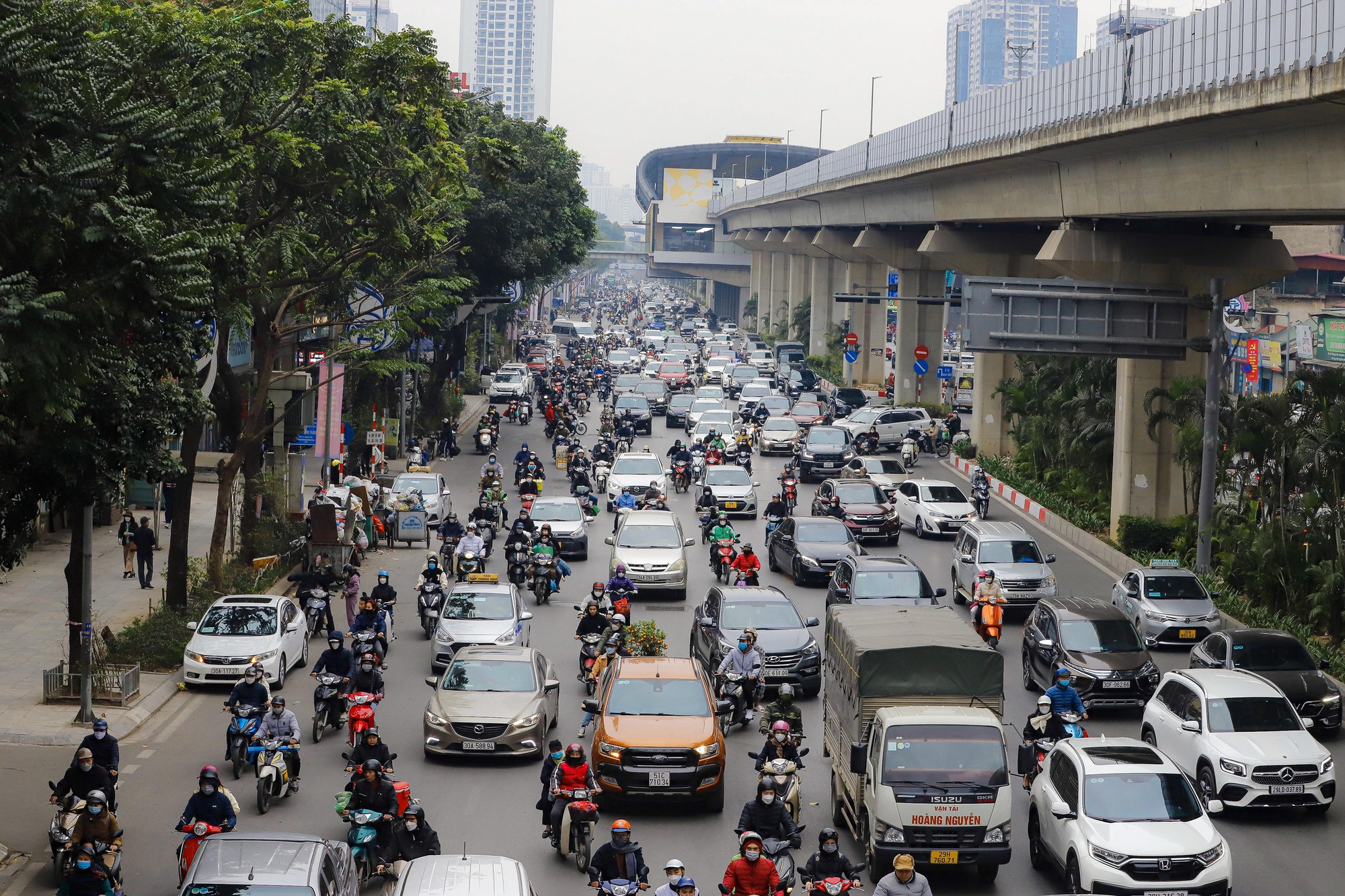 Nhiều tuyến đường H&agrave; Nội &ugrave;n tắc chiều 28 Tết - Ảnh 8.