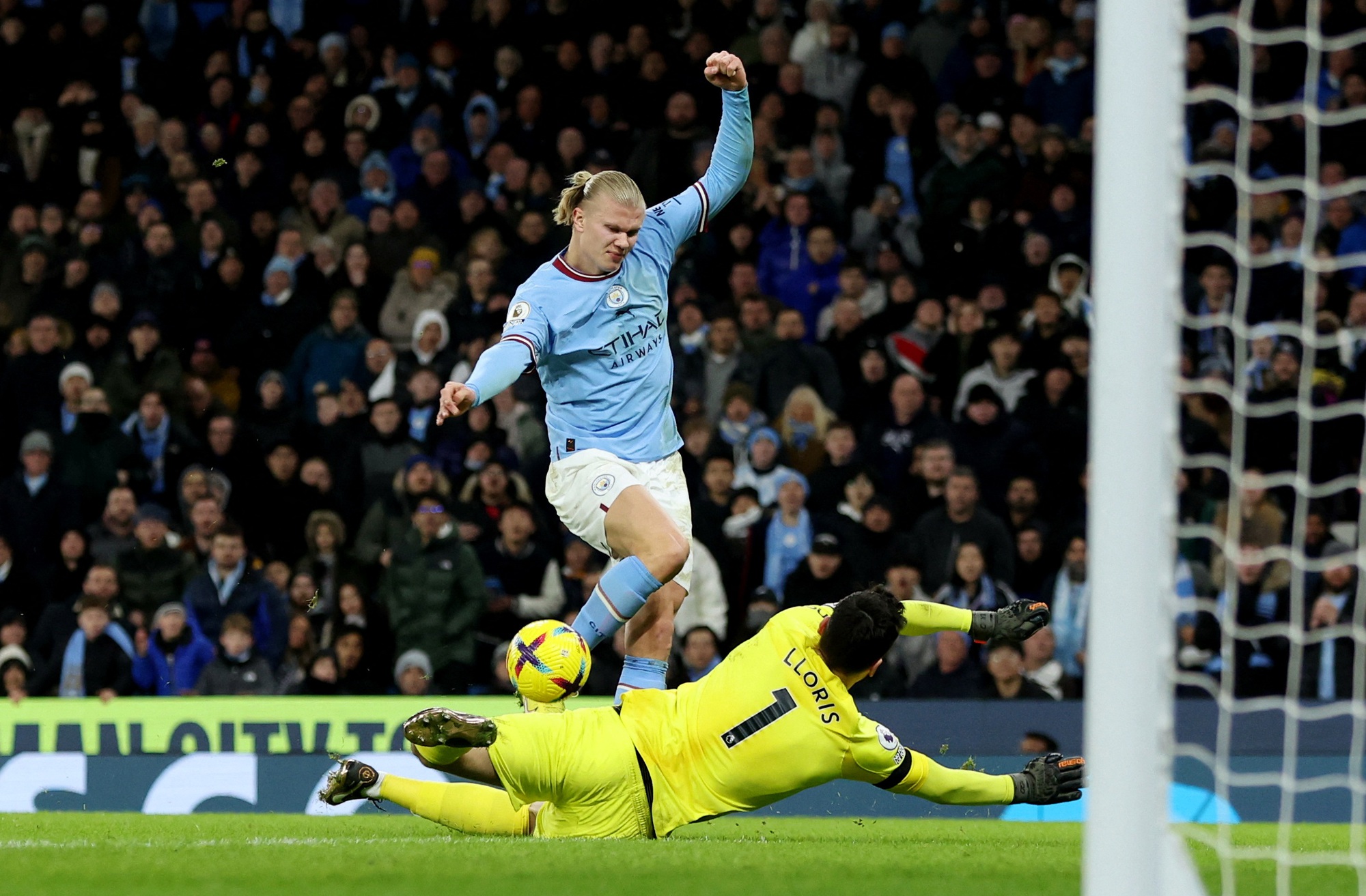 Ngược dòng ngoạn mục, Man City hạ Tottenham bằng mưa bàn thắng - Ảnh 1.