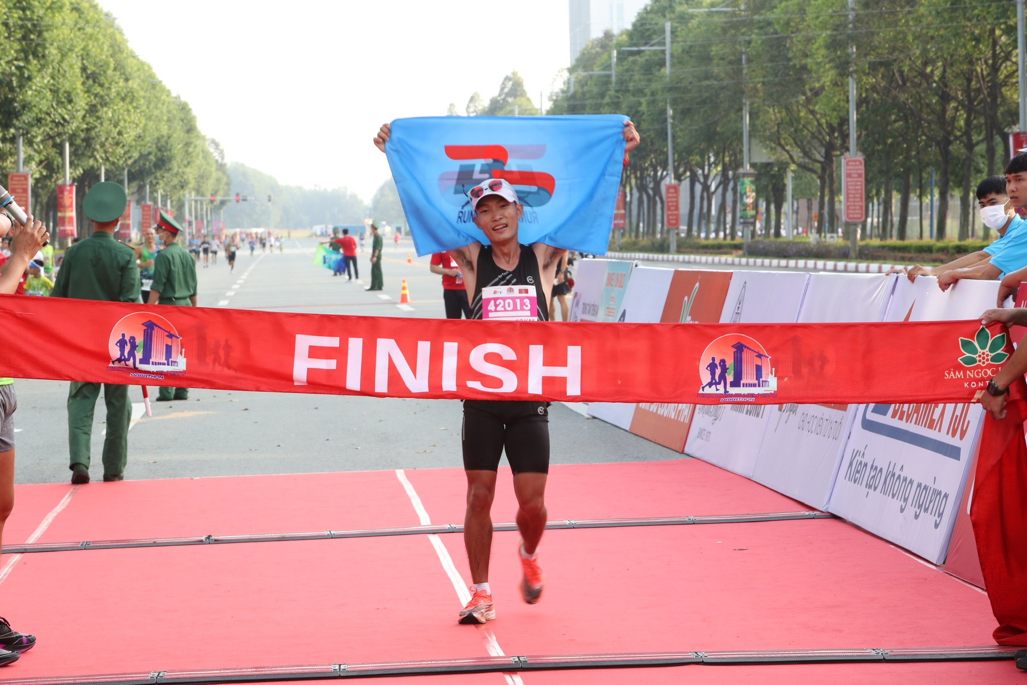 Ho&agrave;ng Nguy&ecirc;n Thanh: Leo n&uacute;i B&agrave; R&aacute; để th&agrave;nh vua marathon Đ&ocirc;ng Nam &Aacute; - Ảnh 8.