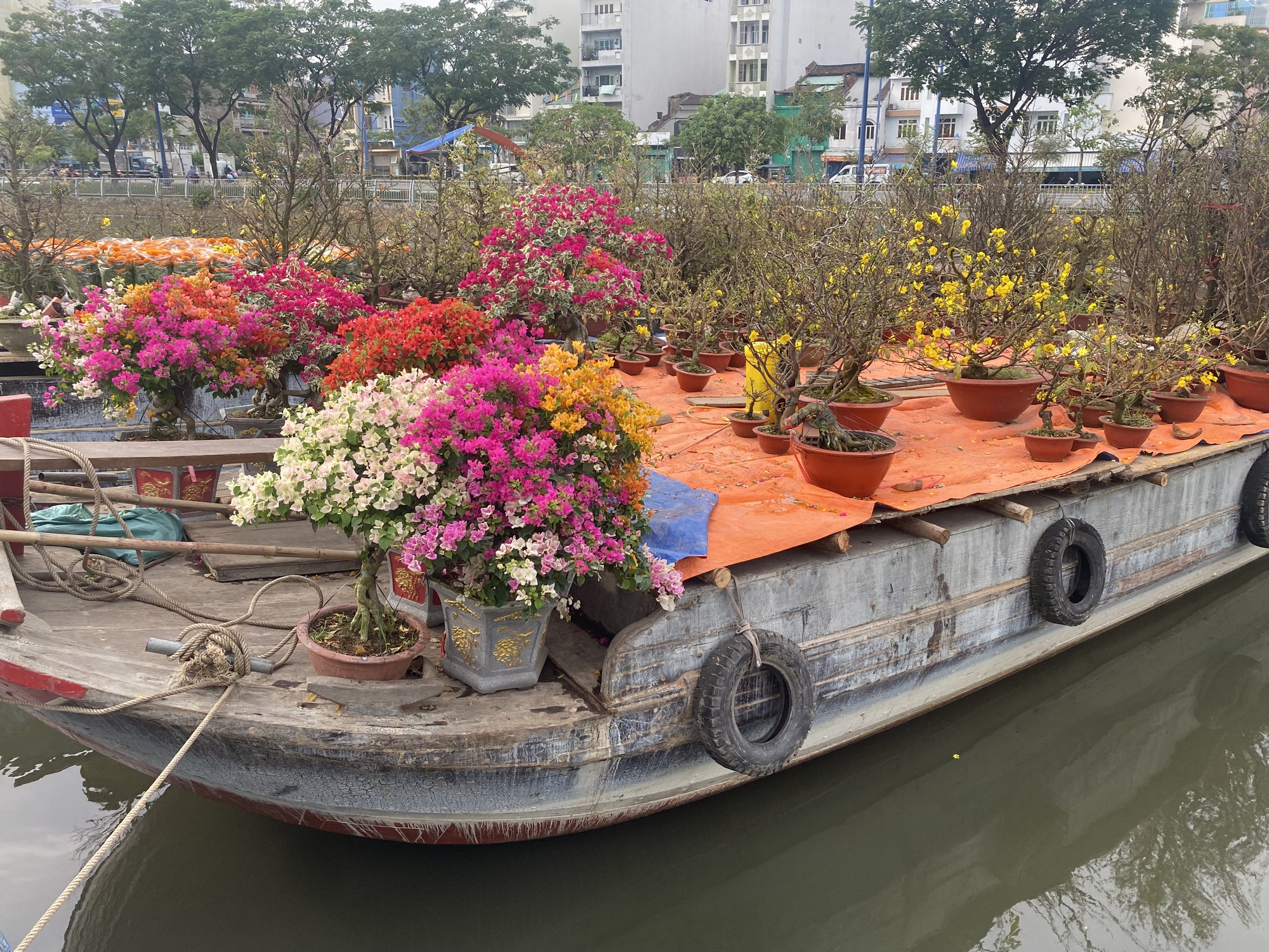 Ghe chở hoa kiểng Tết cập Bến Bình Đông nhiều chưa từng thấy