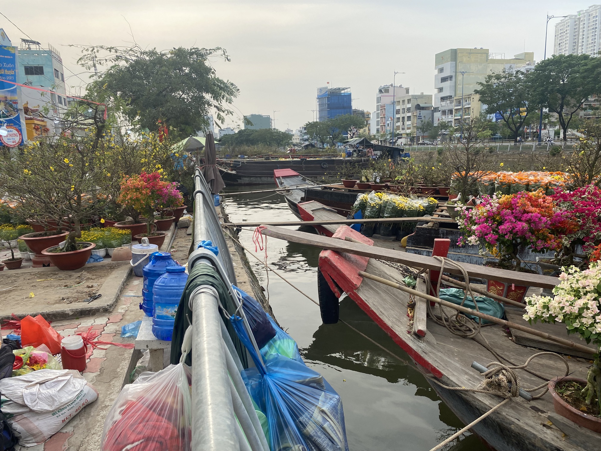 Ghe chở hoa kiểng Tết cập Bến Bình Đông nhiều chưa từng thấy - Ảnh 12.