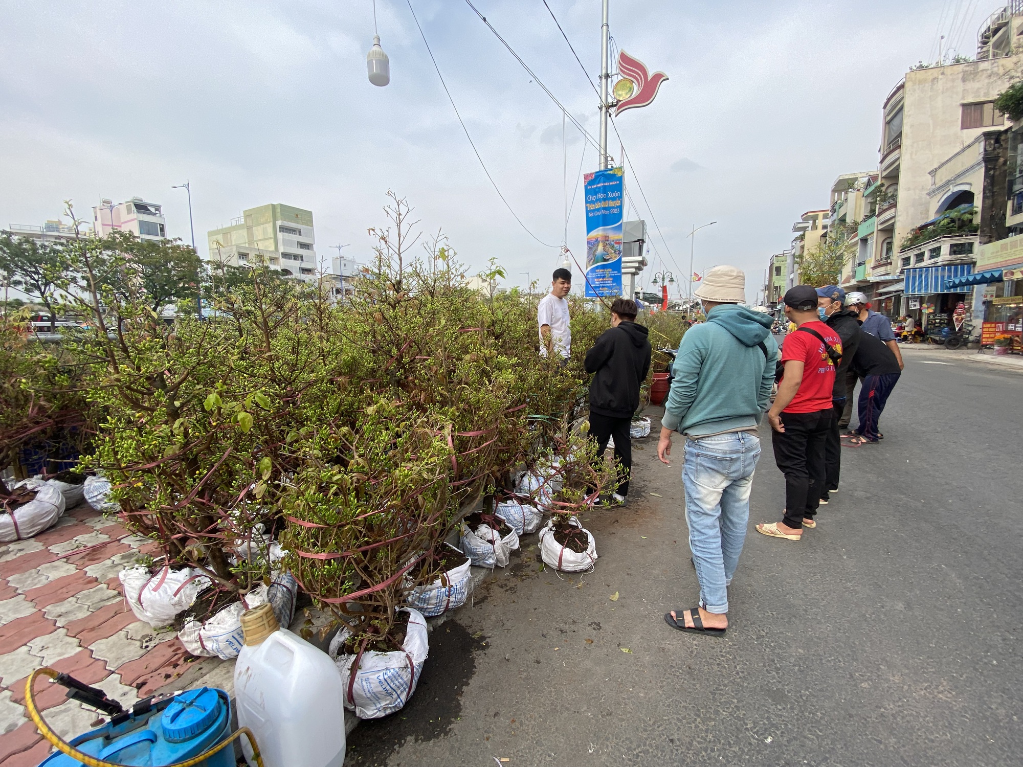 Ghe chở hoa kiểng Tết cập Bến Bình Đông nhiều chưa từng thấy - Ảnh 7.