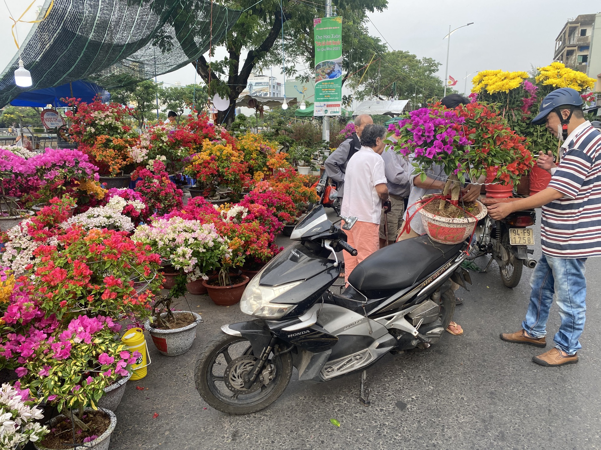 Ghe chở hoa kiểng Tết cập Bến Bình Đông nhiều chưa từng thấy - Ảnh 2.