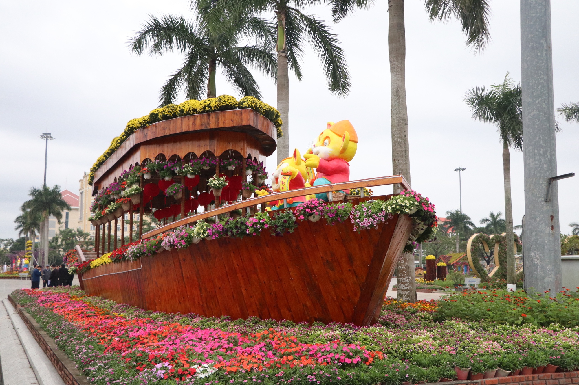 Ngắm Quảng trường Tam Kỳ kho&aacute;c &aacute;o mới rực rỡ sắc hoa ng&agrave;y xu&acirc;n - Ảnh 4.
