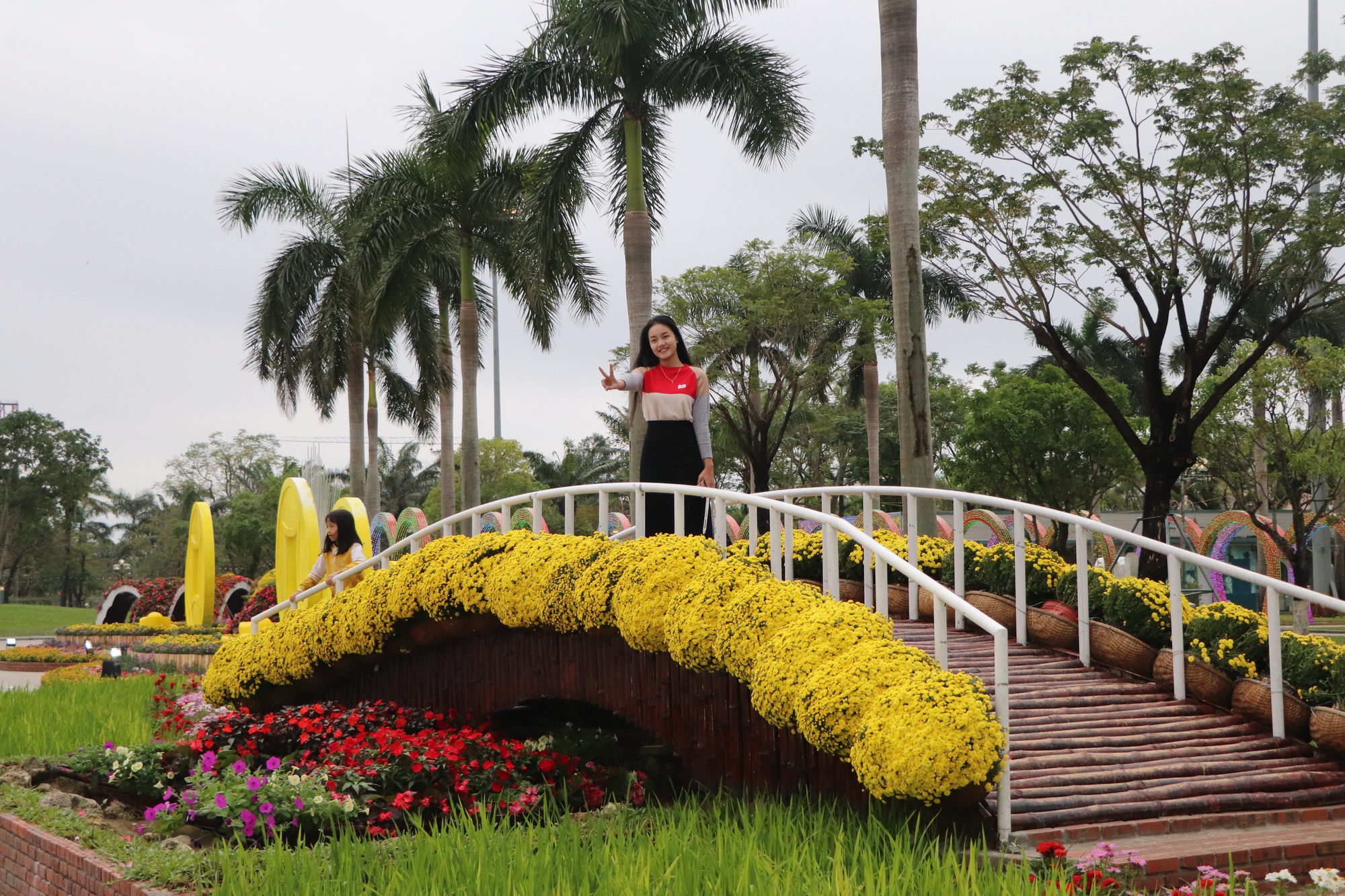 Ngắm Quảng trường Tam Kỳ kho&aacute;c &aacute;o mới rực rỡ sắc hoa ng&agrave;y xu&acirc;n - Ảnh 20.