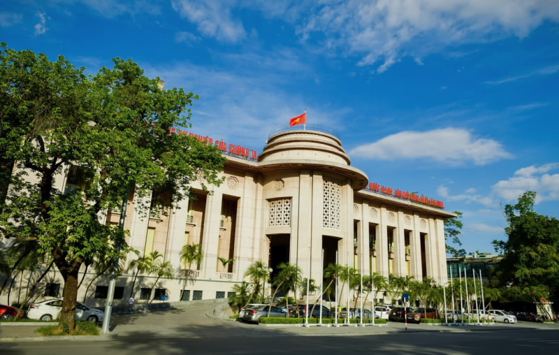Thống đốc khuyến kh&iacute;ch ng&acirc;n h&agrave;ng ổn định l&atilde;i suất, trả cổ tức bằng cổ phiếu - Ảnh 1.