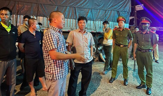 Chống người thi hành công vụ, tài xế xe khách nhồi nhét người bị bắt giữ