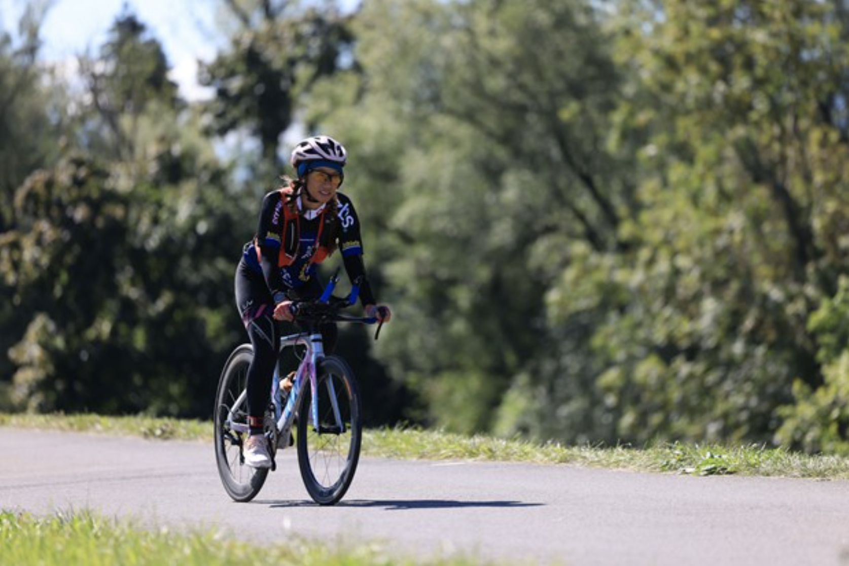 Nữ si&ecirc;u nh&acirc;n chạy từ 4 sa mạc đến Swiss Ultra Triathlon - Ảnh 1.
