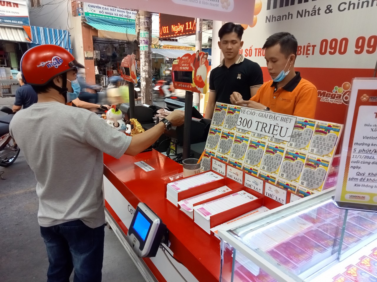 Vé số truyền thống cháy hàng những ngày cận Tết