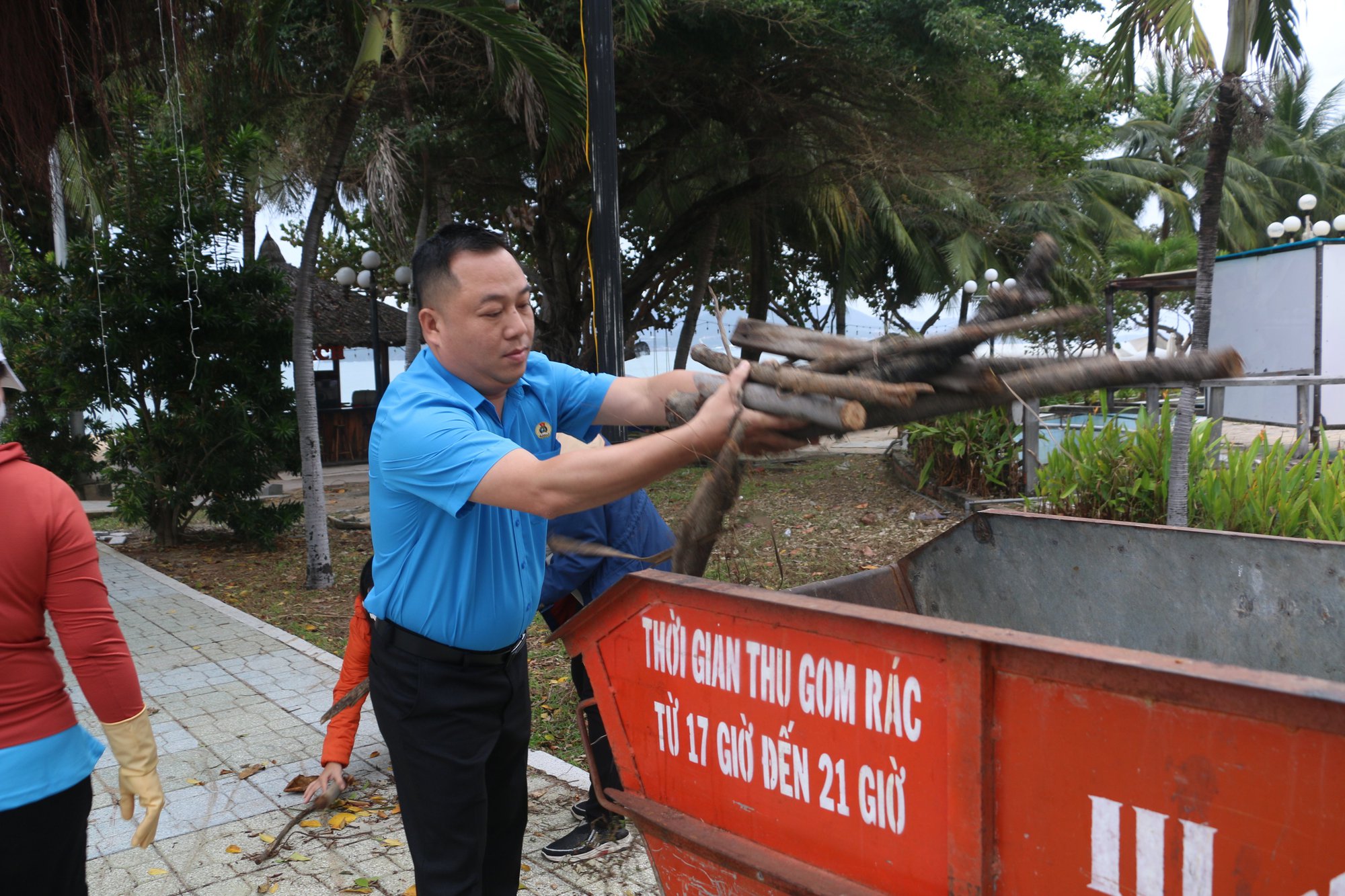 Kh&aacute;nh H&ograve;a: Ph&aacute;t động Ng&agrave;y lao động v&igrave; cộng đồng - Ảnh 2.