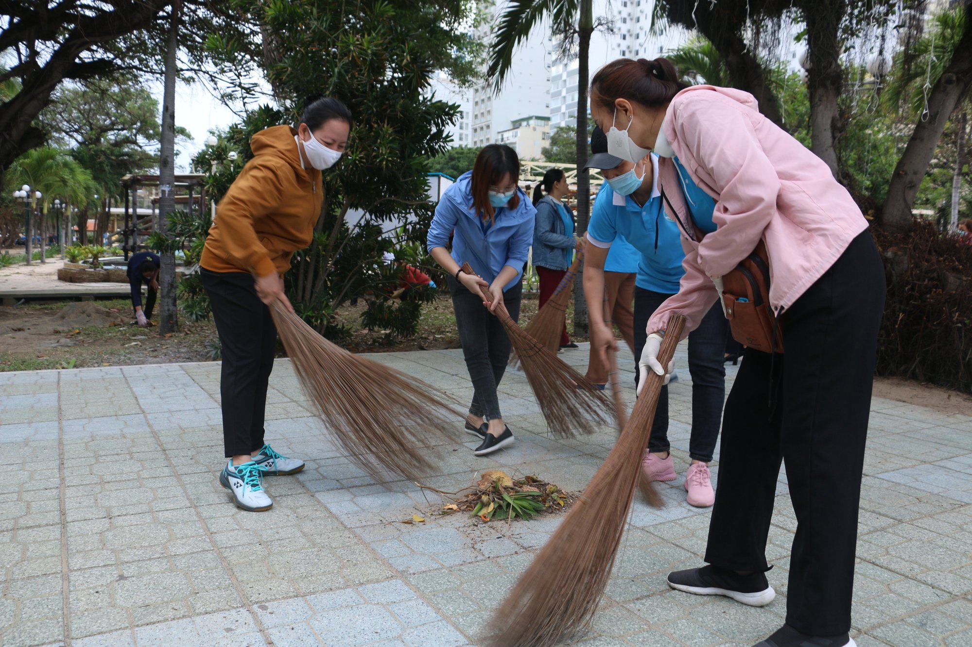Kh&aacute;nh H&ograve;a: Ph&aacute;t động Ng&agrave;y lao động v&igrave; cộng đồng - Ảnh 3.