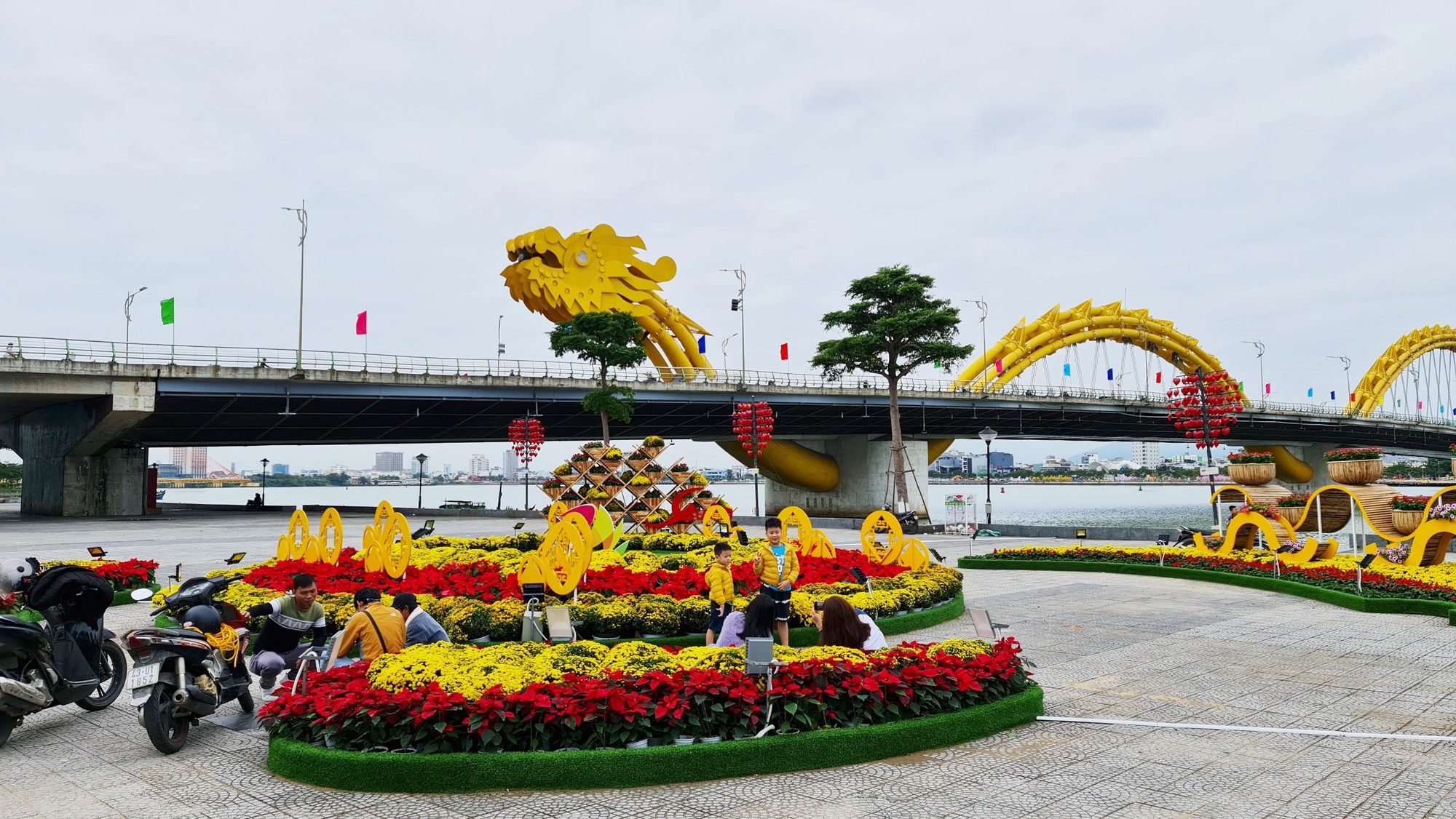 Bị tố đạo nh&aacute;i &yacute; tưởng, Đ&agrave; Nẵng gỡ bỏ tượng m&egrave;o linh vật ở đường hoa - Ảnh 3.