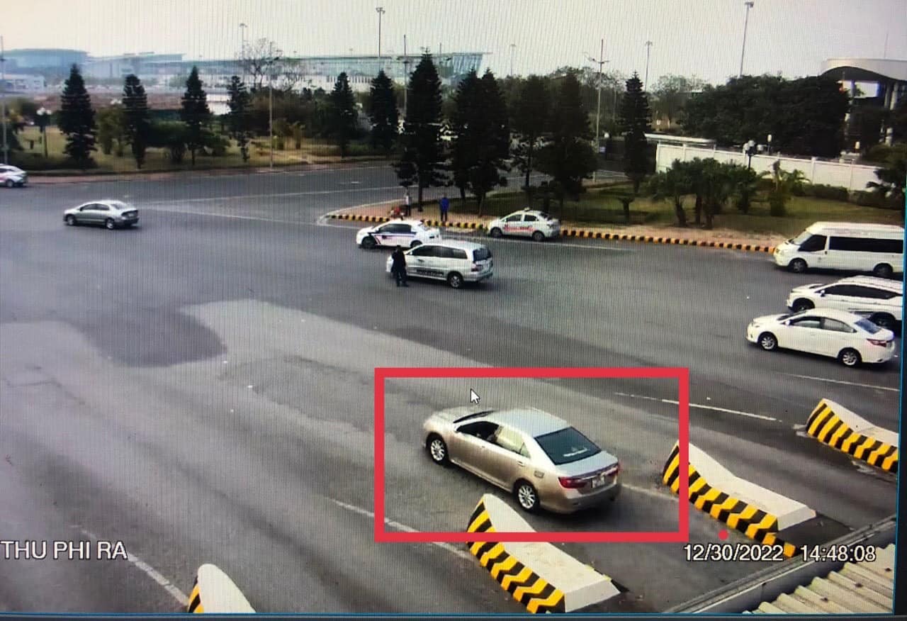 T&agrave;i xế taxi chặt ch&eacute;m gia đ&igrave;nh du kh&aacute;ch Nhật tại s&acirc;n bay Nội B&agrave;i - Ảnh 1.
