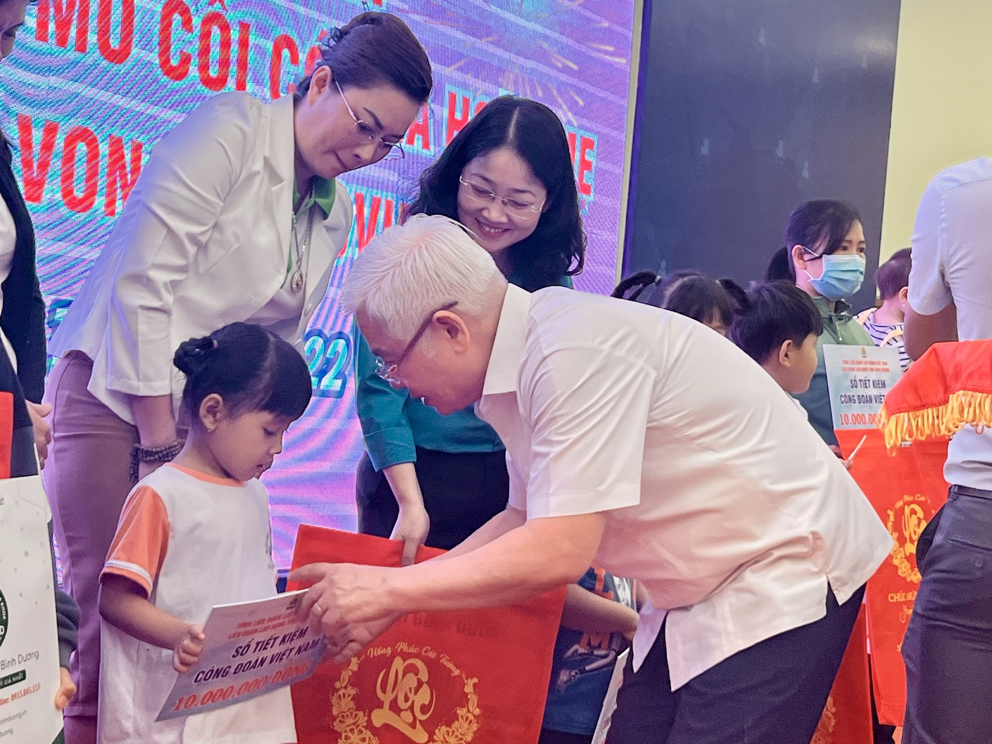 XU&Acirc;N ẤM &Aacute;P, TẾT NGHĨA T&Igrave;NH (*): Tết đến với con c&ocirc;ng nh&acirc;n kh&oacute; khăn - Ảnh 1.