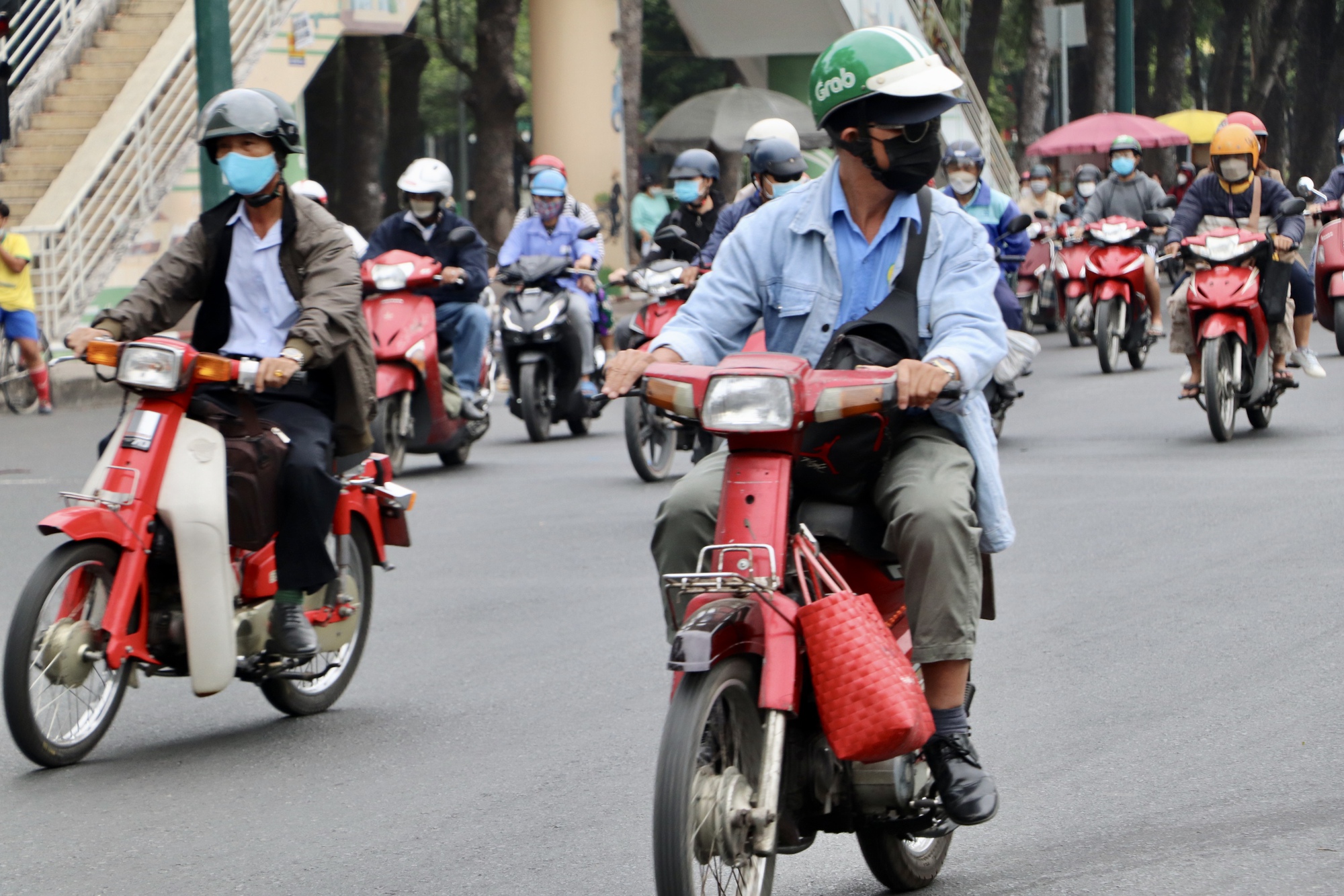 Người dân TP HCM thích thú với thời tiết se lạnh - Ảnh 2.