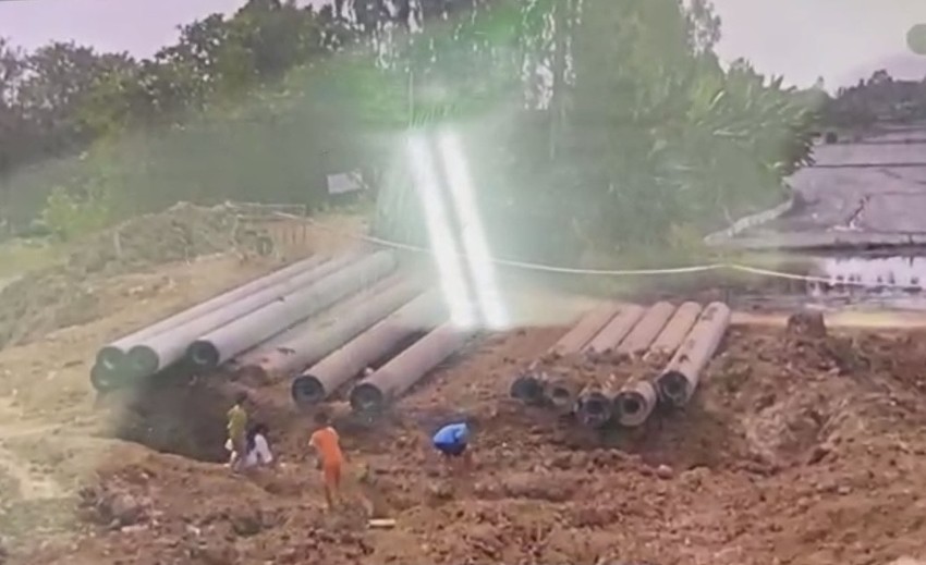 N&Oacute;NG: Giải cứu b&eacute; trai lọt v&agrave;o trụ b&ecirc;-t&ocirc;ng s&acirc;u 35 m đang gặp kh&oacute; khăn - Ảnh 1.