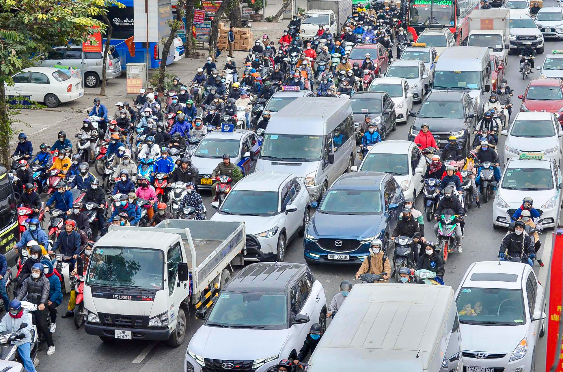 Các cửa ngõ TP Hà Nội ùn tắc khi hàng vạn người trở lại sau nghỉ Tết dương lịch